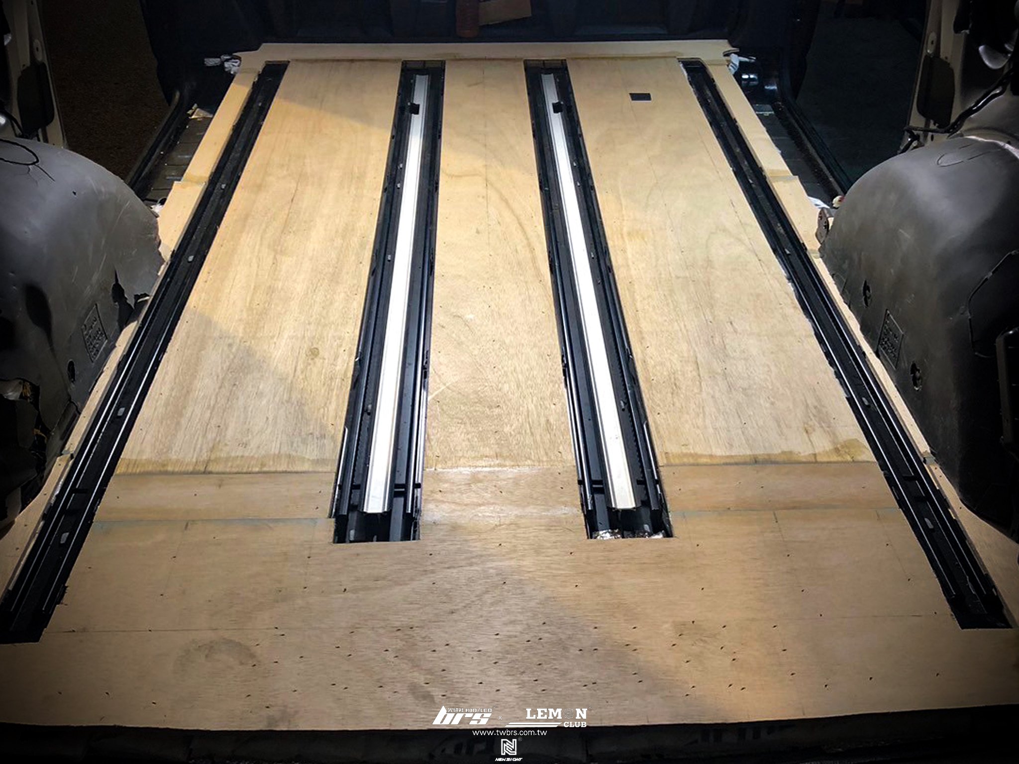 Volkswagen T5 Multivan 安裝 拆除原有木地板及制震隔音棉+底板角材架高+夾板施做(提升紮實度)+制震墊+隔音棉施做+超耐磨3mm55條仿實木塑膠地板施做