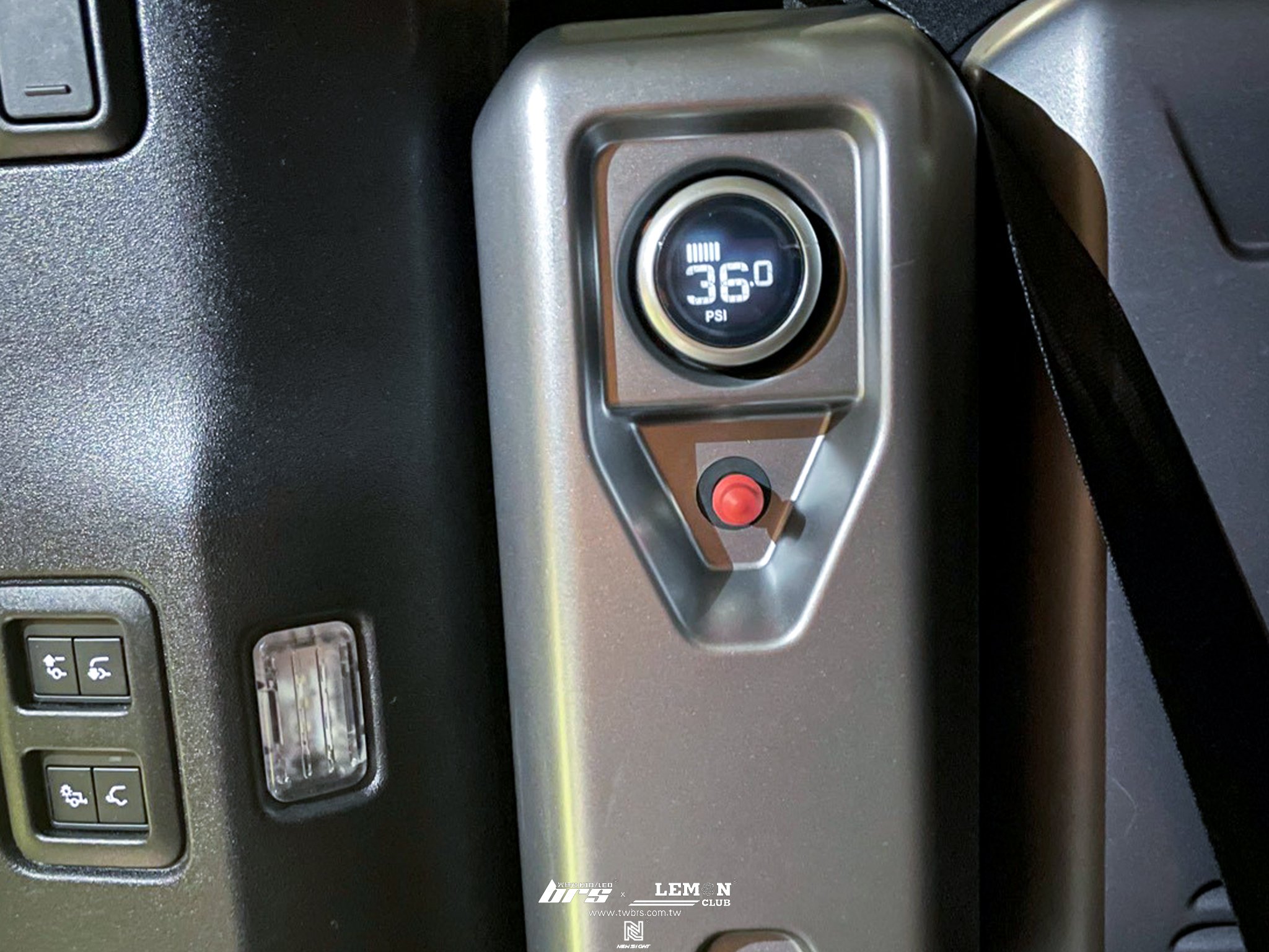 Land Rover Defender 110 安裝 原廠專用打氣機