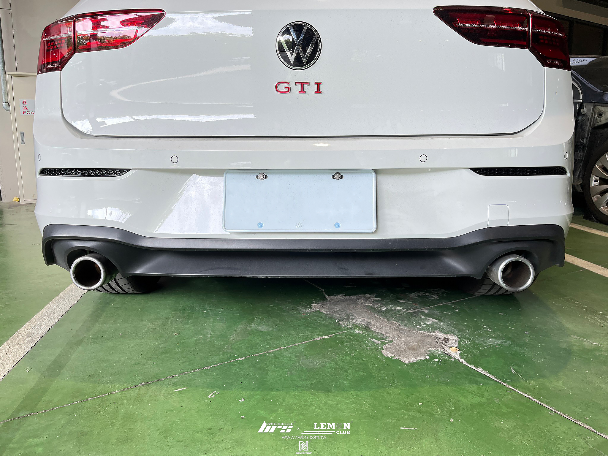 Volkswagen Golf 8 安裝 碳纖維後視鏡蓋+蜂巢反光片+前黑標