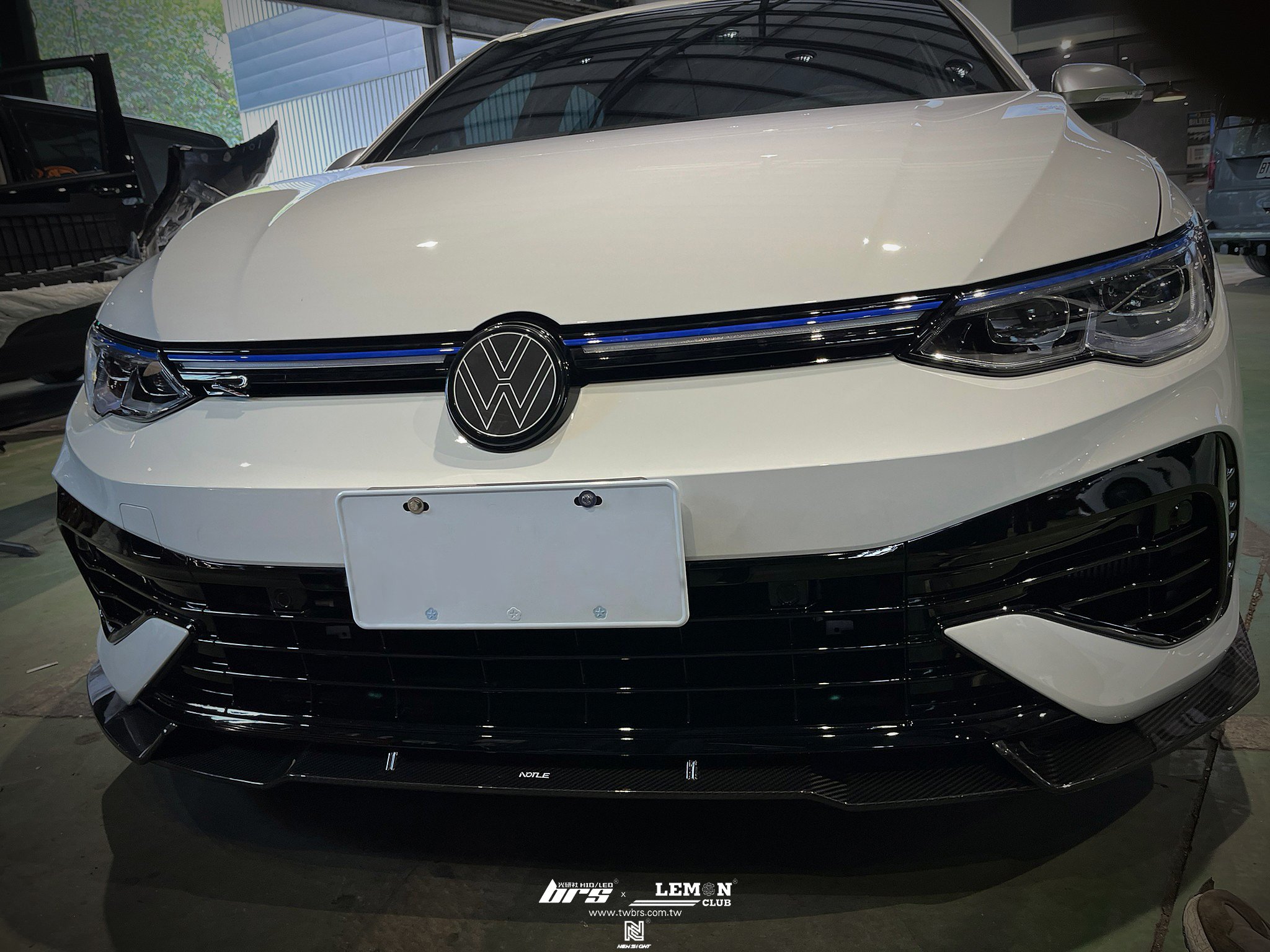 Volkswagen Golf 8 R 安裝 發光廠徽