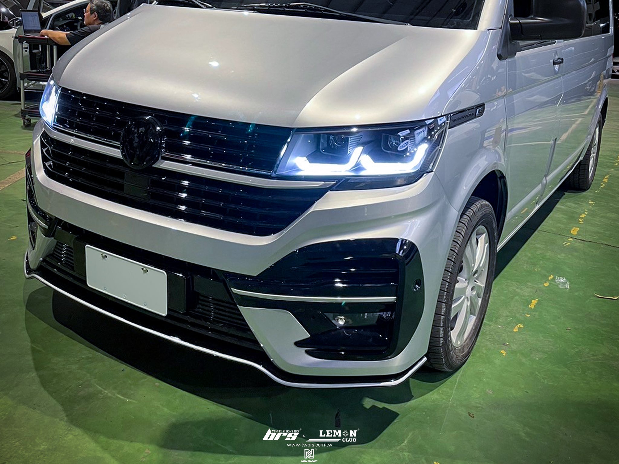Volkswagen T5 安裝 T5升級T6.1 LV-R 車頭套件+後保桿烤漆修復