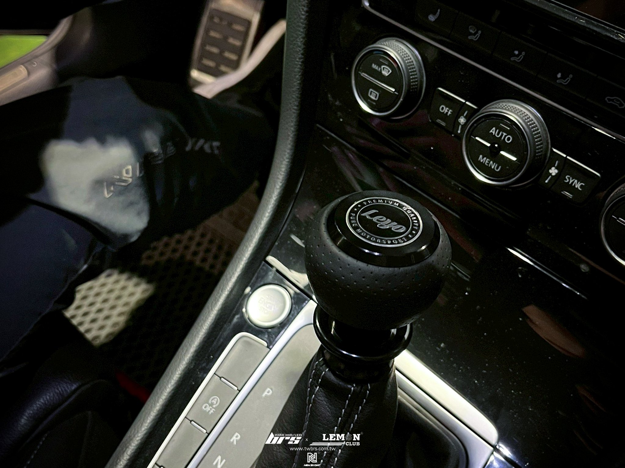 Volkswagen Golf Variant 7.5 安裝 Leyo皮革自排排檔頭