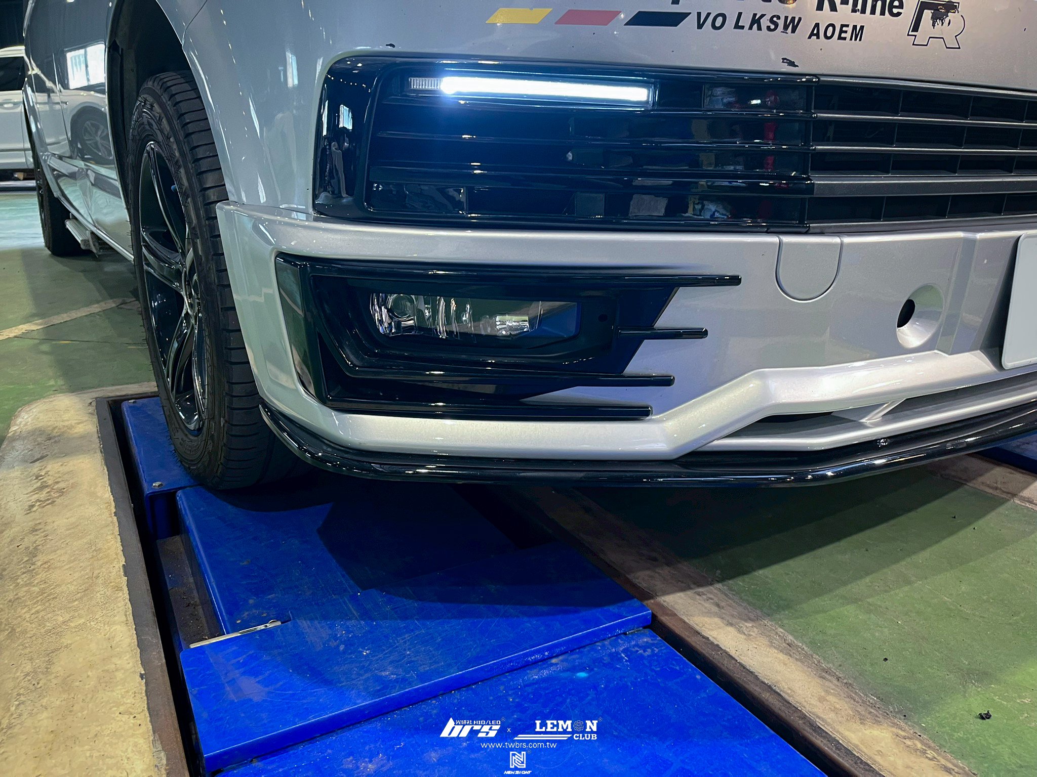 Volkswagen T6 安裝 副廠三色LED霧燈總成+開關線組