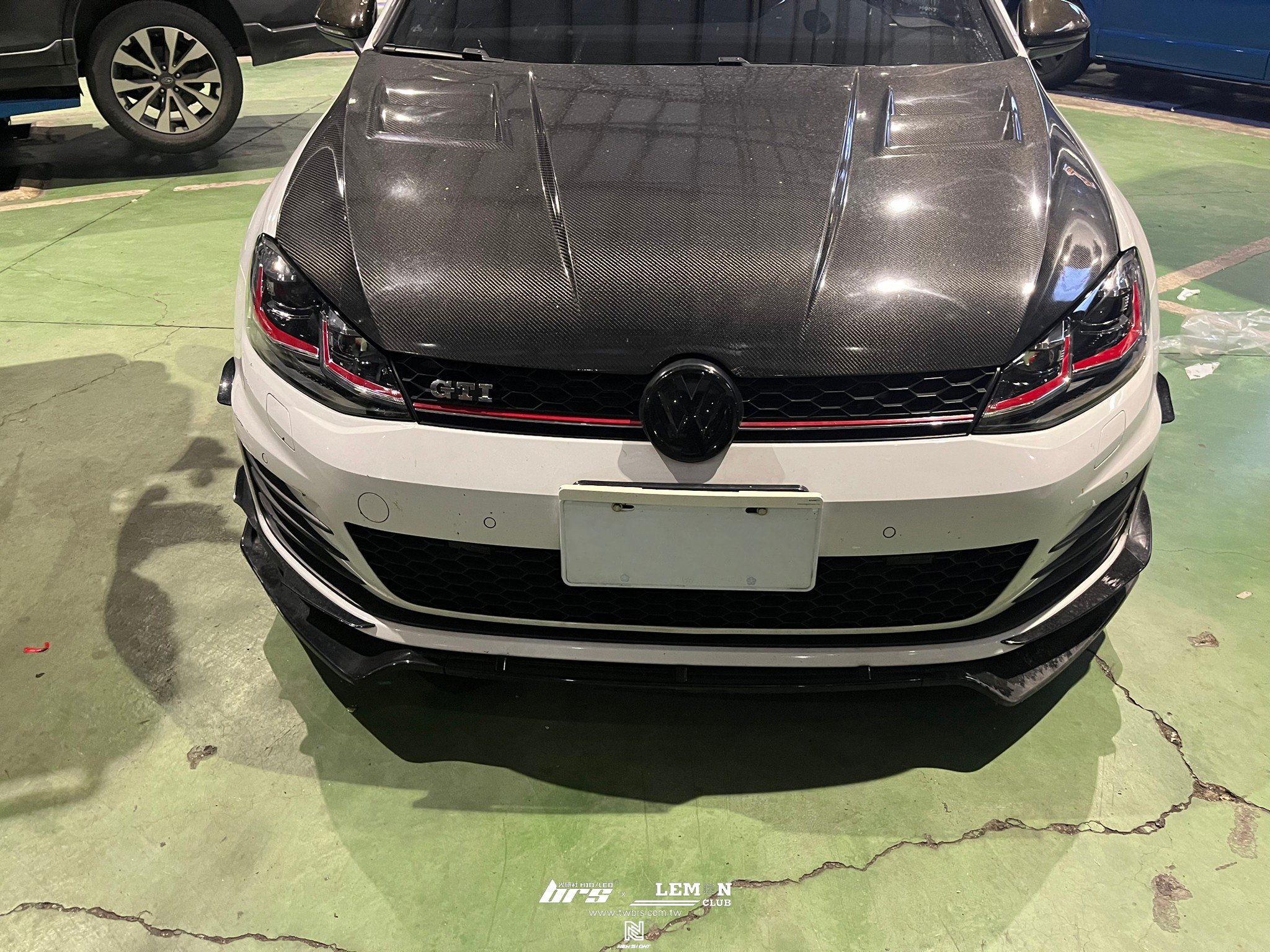 Volkswagen Golf 7 GTI 安裝 7改7.5紅線魚眼大燈總成