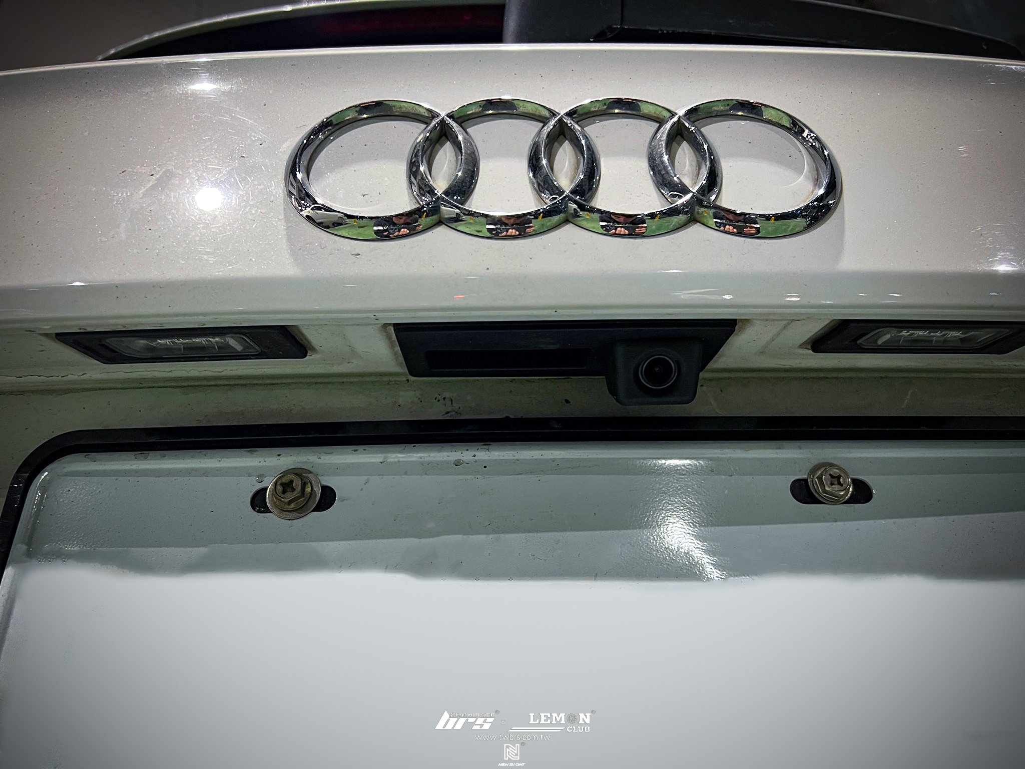 Audi A3 安裝 把手式倒車顯影鏡頭(軌跡版)