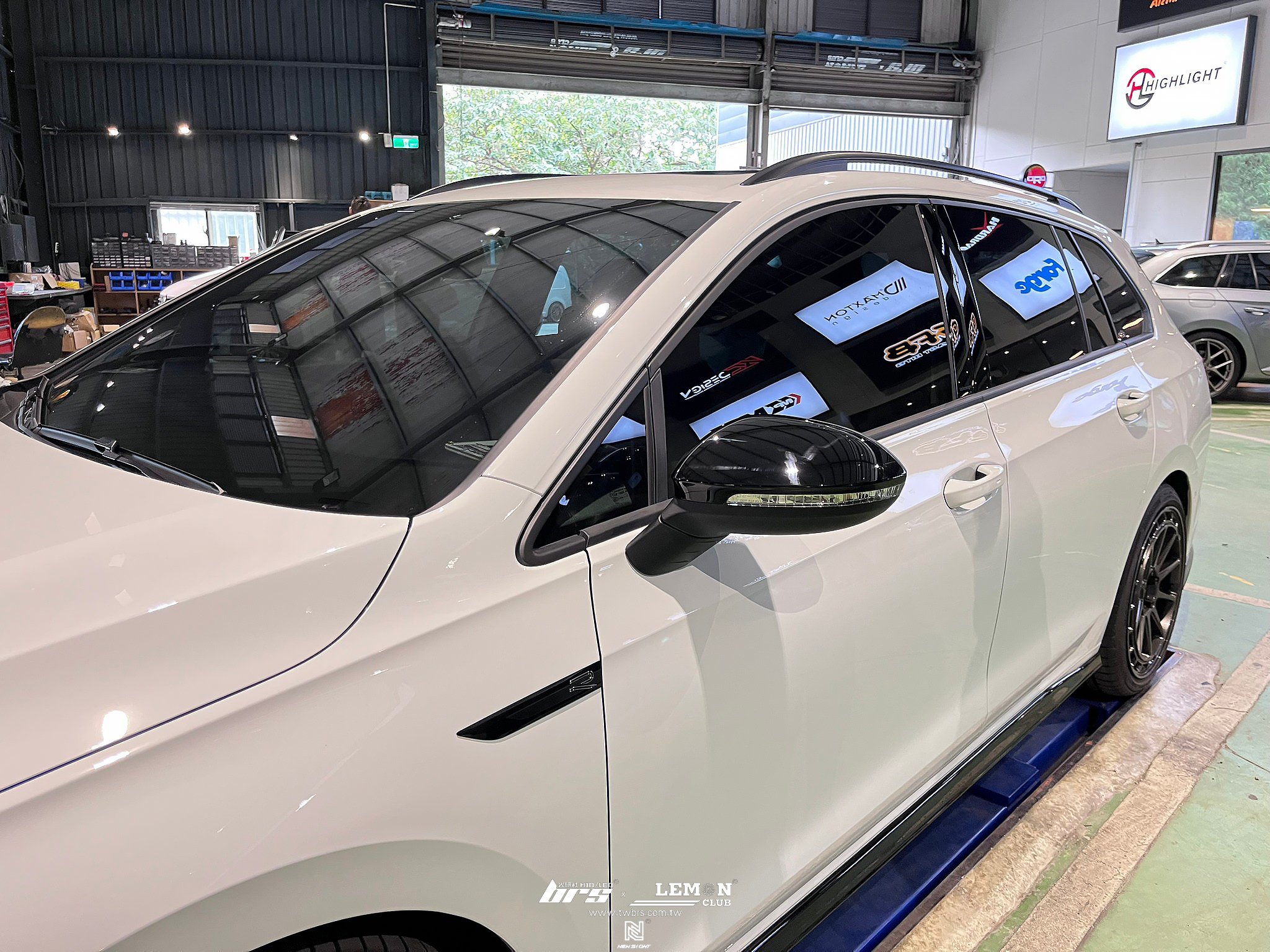 Volkswagen Golf 8 Variant 安裝 亮黑後視鏡蓋
