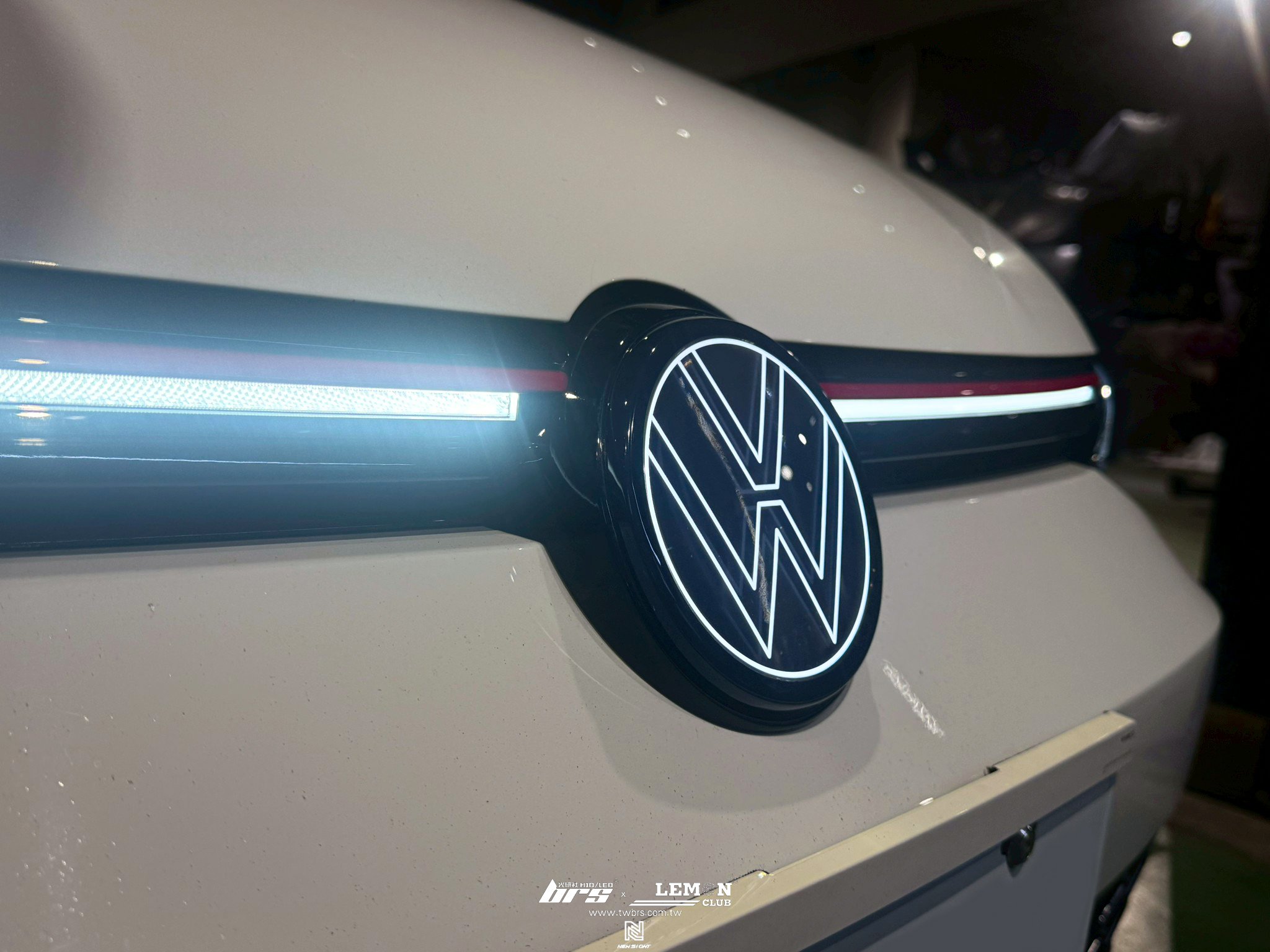 Volkswagen Golf 8 GTI 安裝 發光廠徽