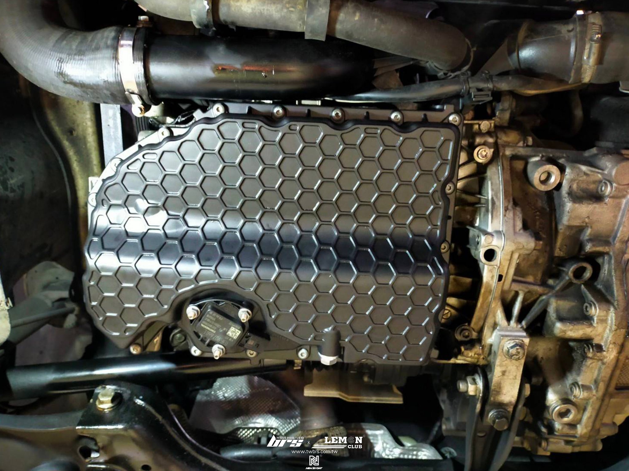 Skoda Superb 保養(Rheinol萊茵機油5W30+原廠機油芯+原廠機油芯座墊片更換+節溫器更換+水泵浦更換+短水管更換+機油冷卻器更換)+EA888鋁合金原廠型油底殼