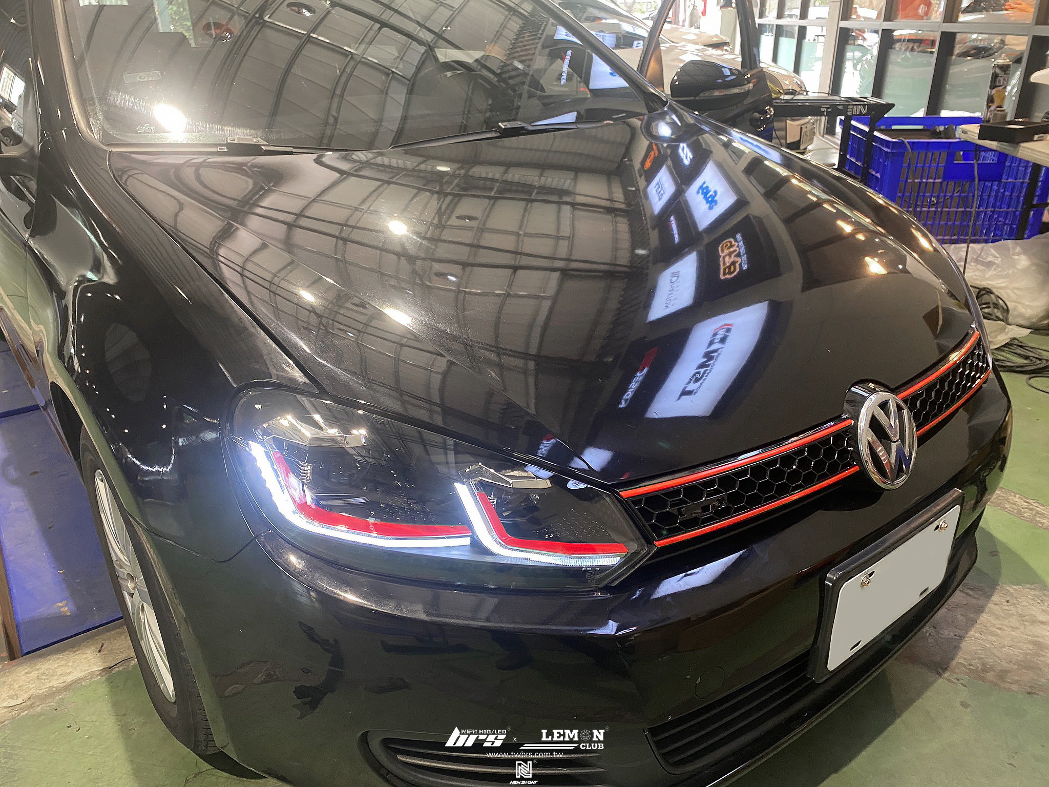 Volkswagen Golf 6 安裝 倒車翻蓋鏡頭(軌跡版)+6改7.5紅線魚眼大燈總成+GTI水箱罩+尾燈+MIB音響主機螢幕+大燈支架更換