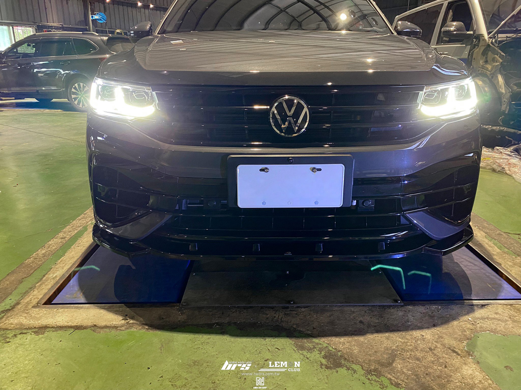Volkswagen New Tiguan 安裝 原廠尾門R標+MAXTON前下巴