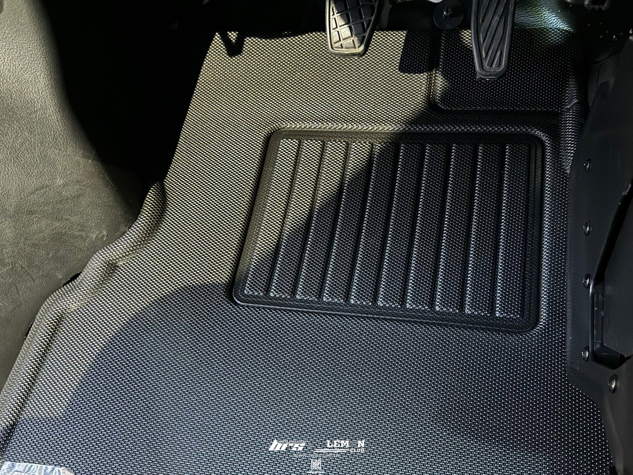 Toyota Town Ace 安裝 3D卡固腳踏墊