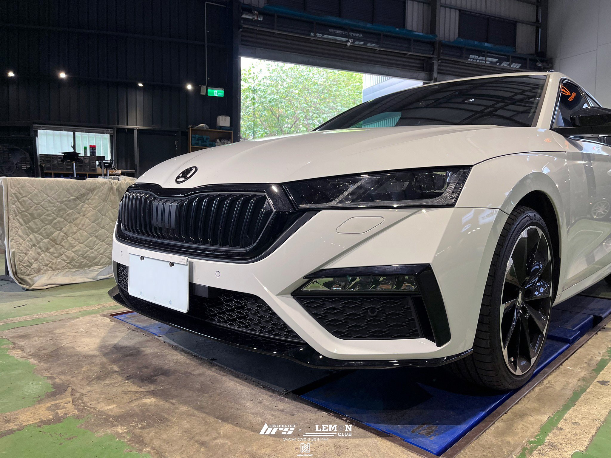Skoda Octavia MK4 安裝 RS前保桿