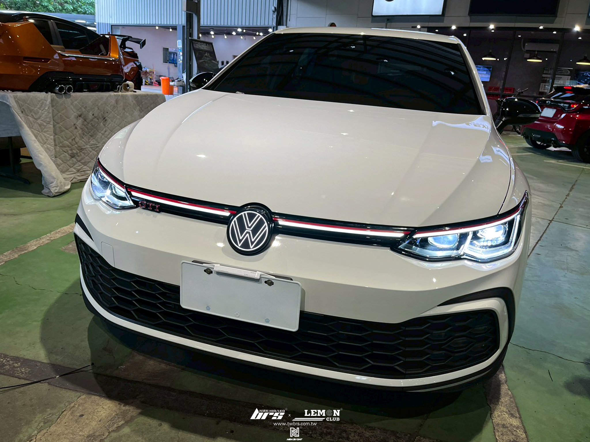 Volkswagen Golf８ GTI 安裝 發光廠徽