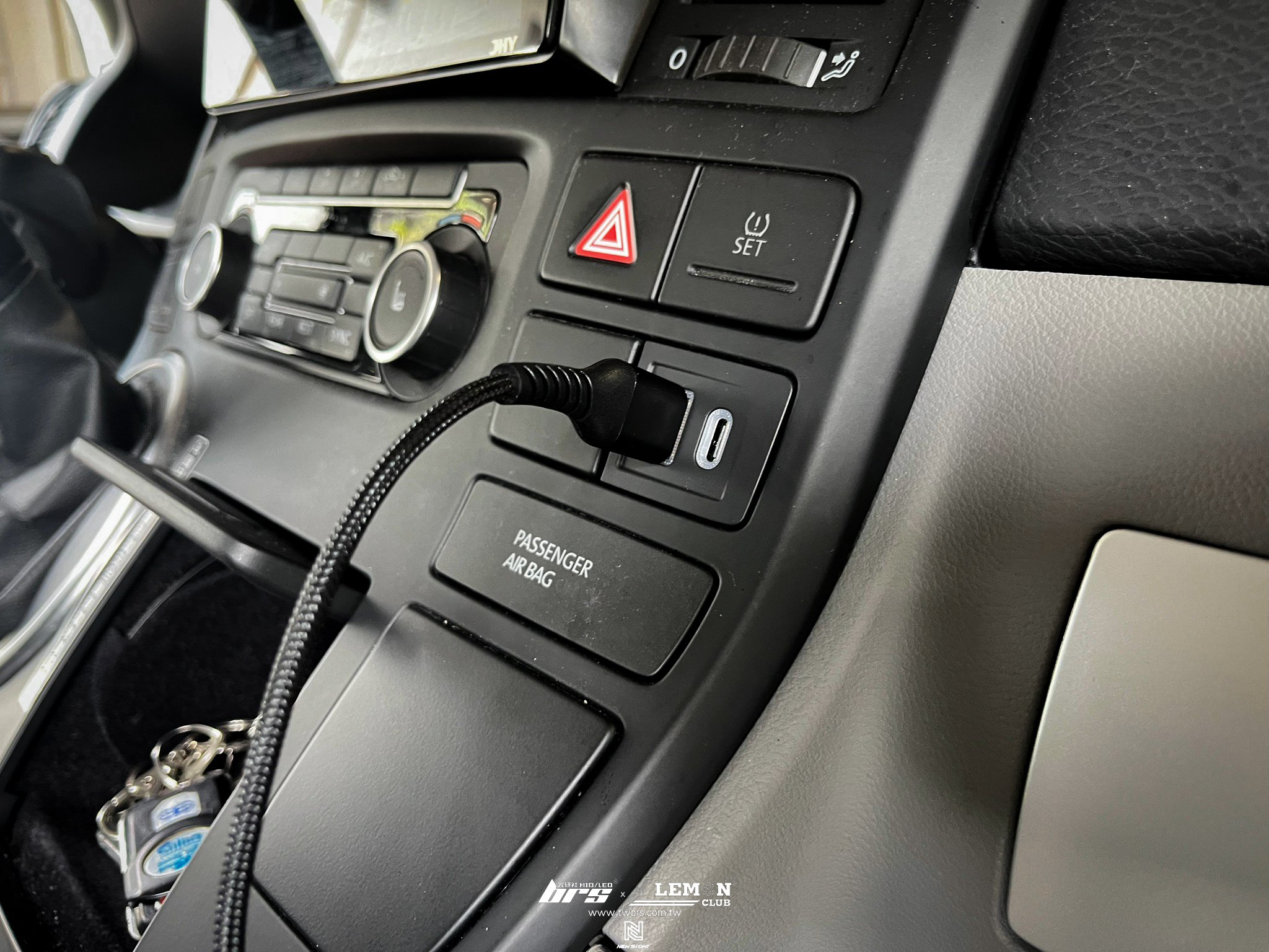 Volkswagen T5 安裝 USB充電座