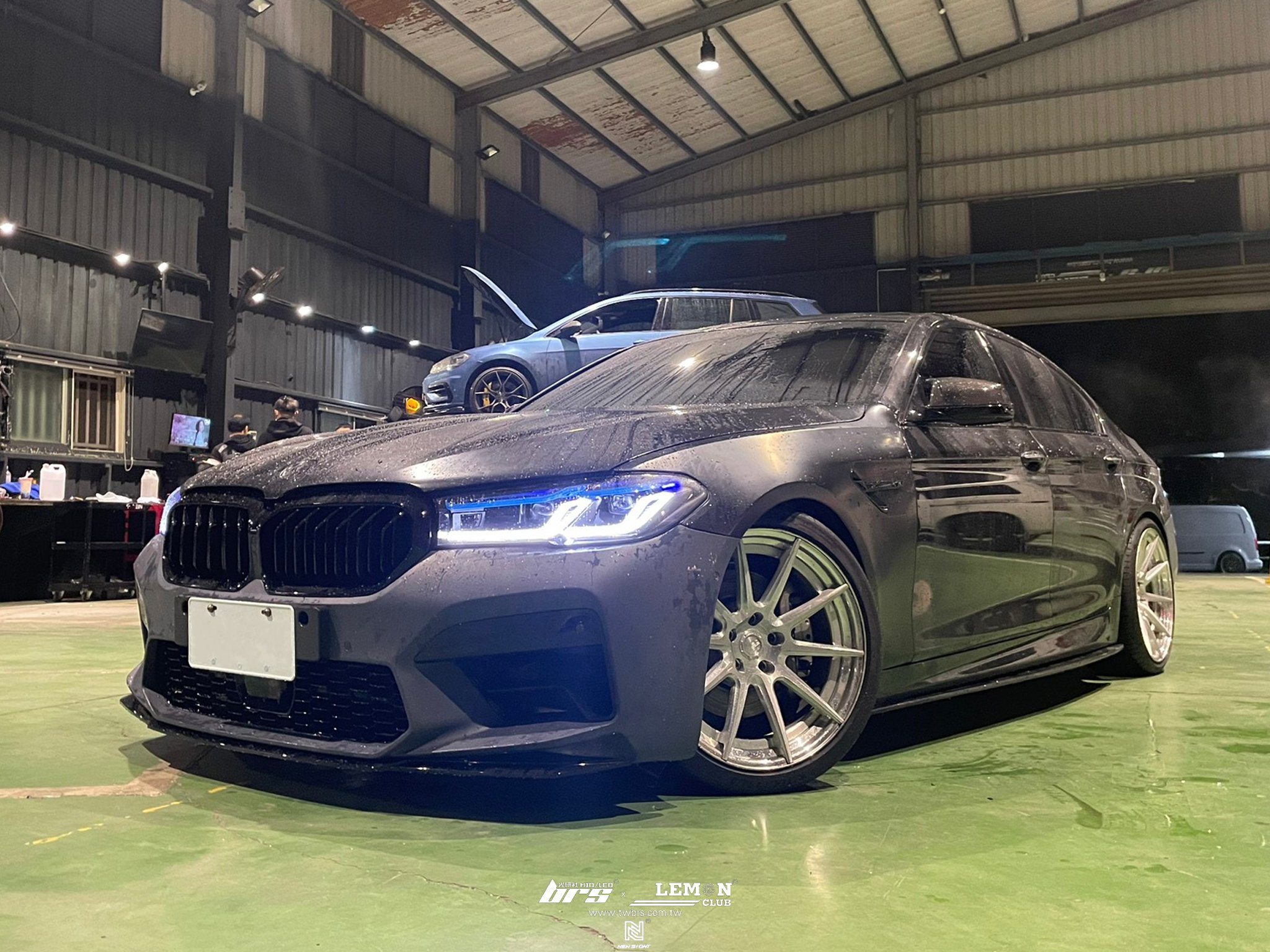 BMW F10 535 安裝 類F90 M5前保桿+類F90 M5引擎蓋+類F90 M5葉子板+類F90 M5大燈+類F90 M5尾燈+類F90 M5後保桿
