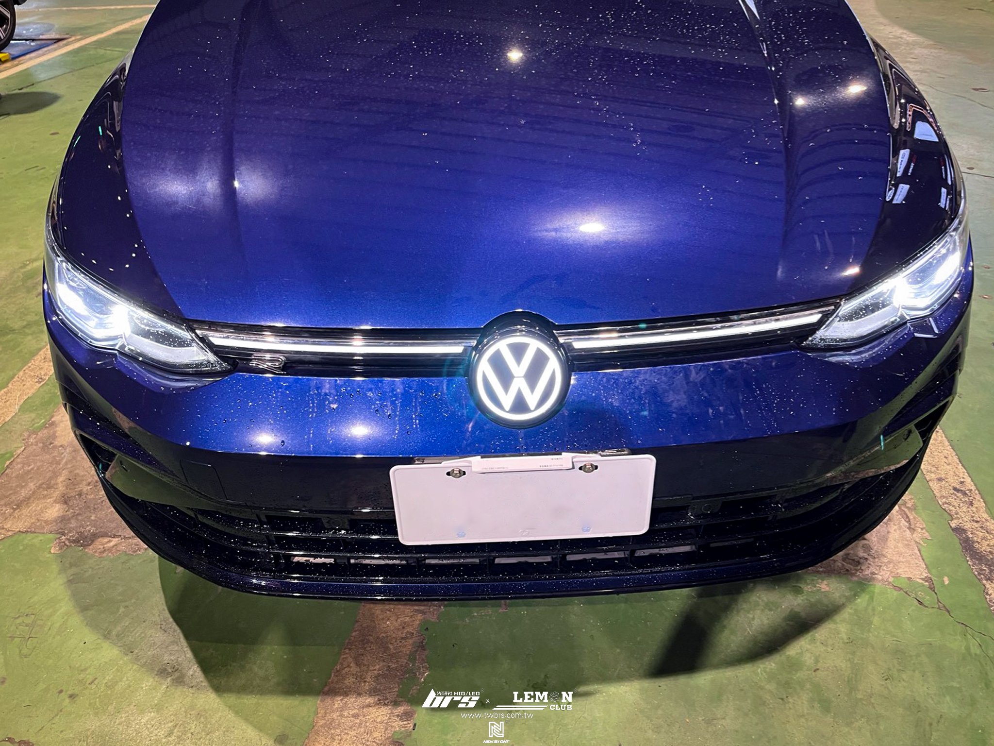 Volkswagen Golf 8 Variant 安裝 碳纖維後視鏡蓋+發光廠徽