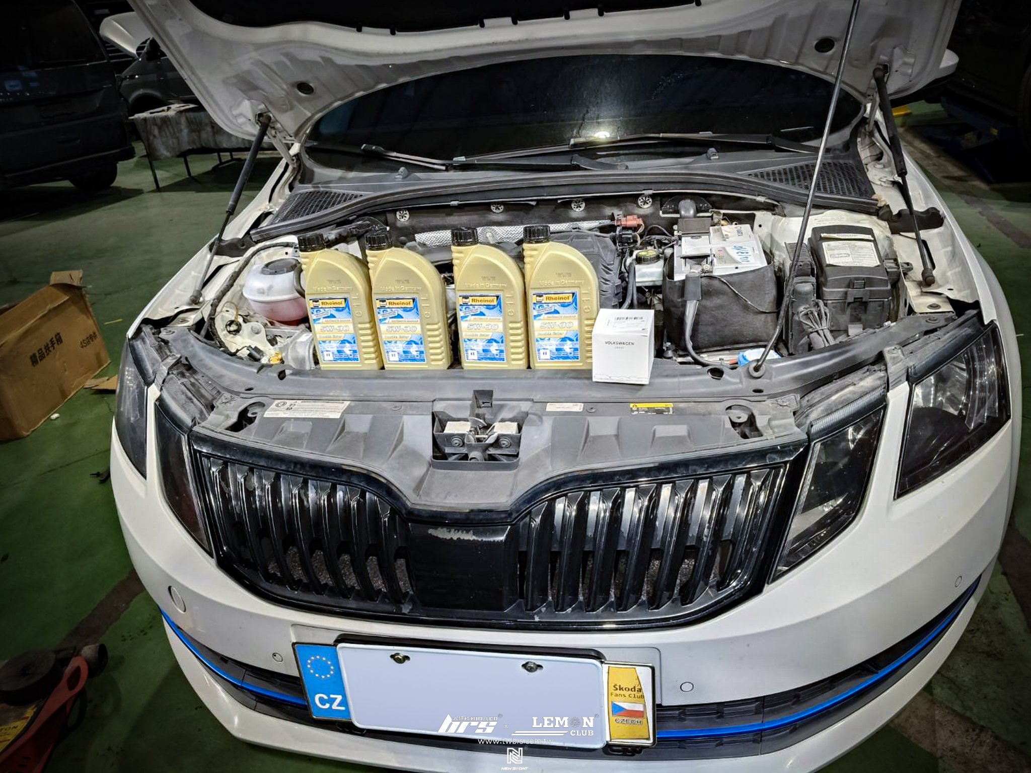Skoda Octavia 保養 德國Rheinol萊茵機油5W30更換+原廠機油芯更換+原廠洩油螺絲+墊片更換+原廠引擎腳更換+原廠變速箱腳更換