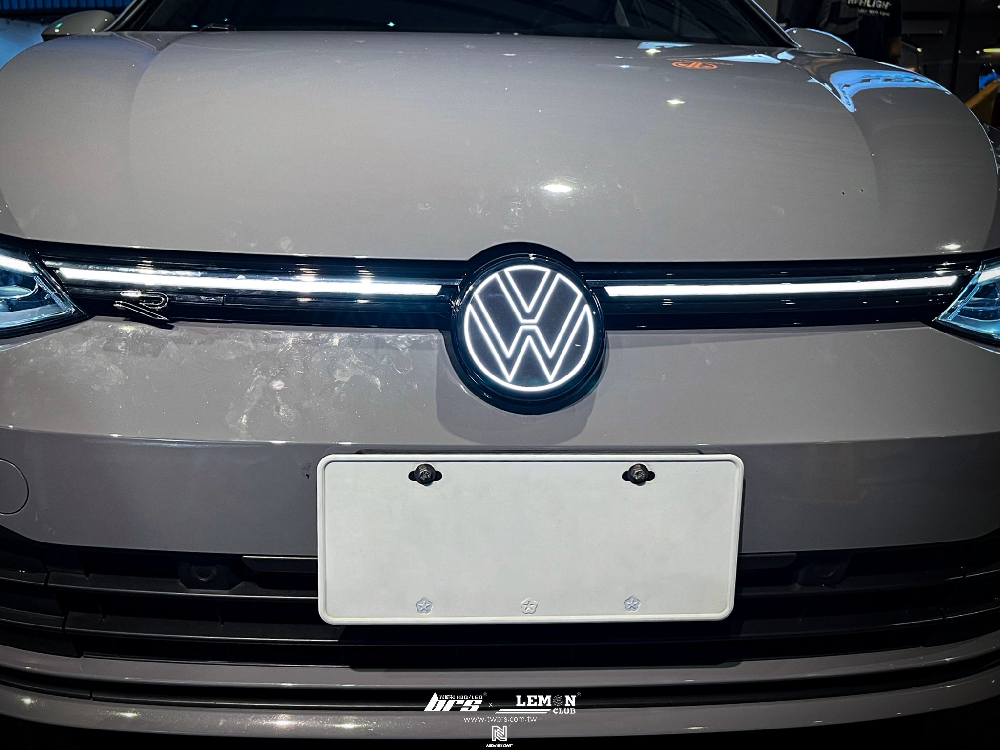 Volkswagen Golf 8 安裝 水箱罩日行燈