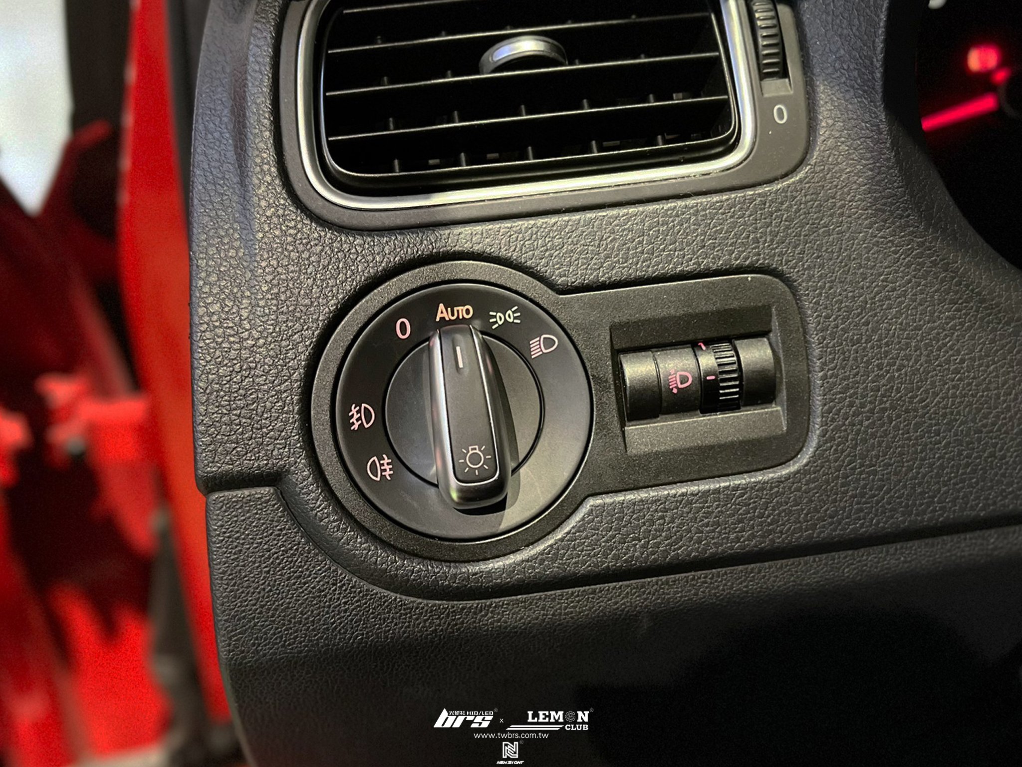 Volkswagen Polo 安裝 自動大燈開關模組