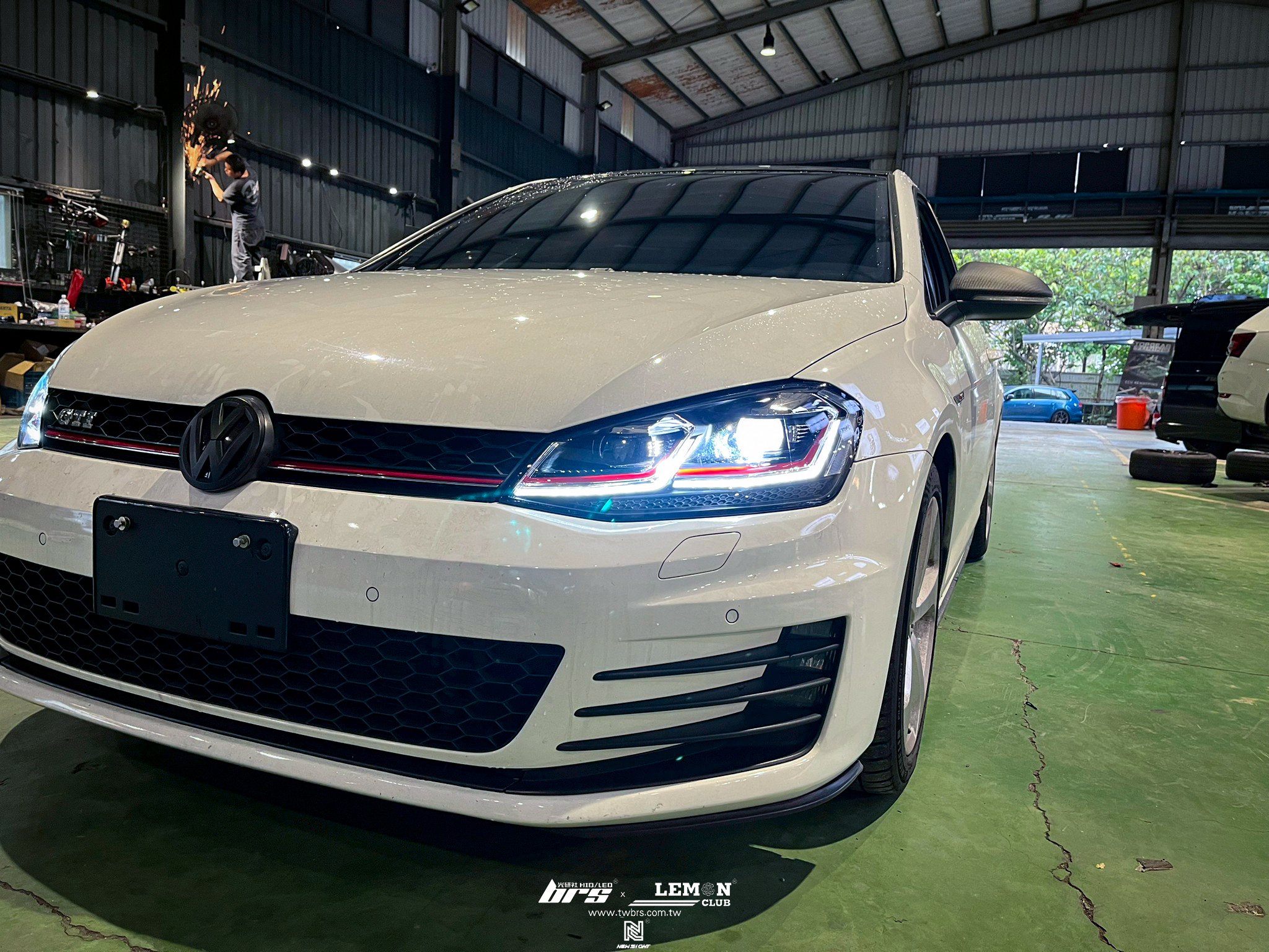 Volkswagen Golf 7 GTI 安裝 7改7.5紅線魚眼大燈總成+YEAKY大燈35W 6500K HID D2H增亮型+7改7.5代副廠流水LED尾燈