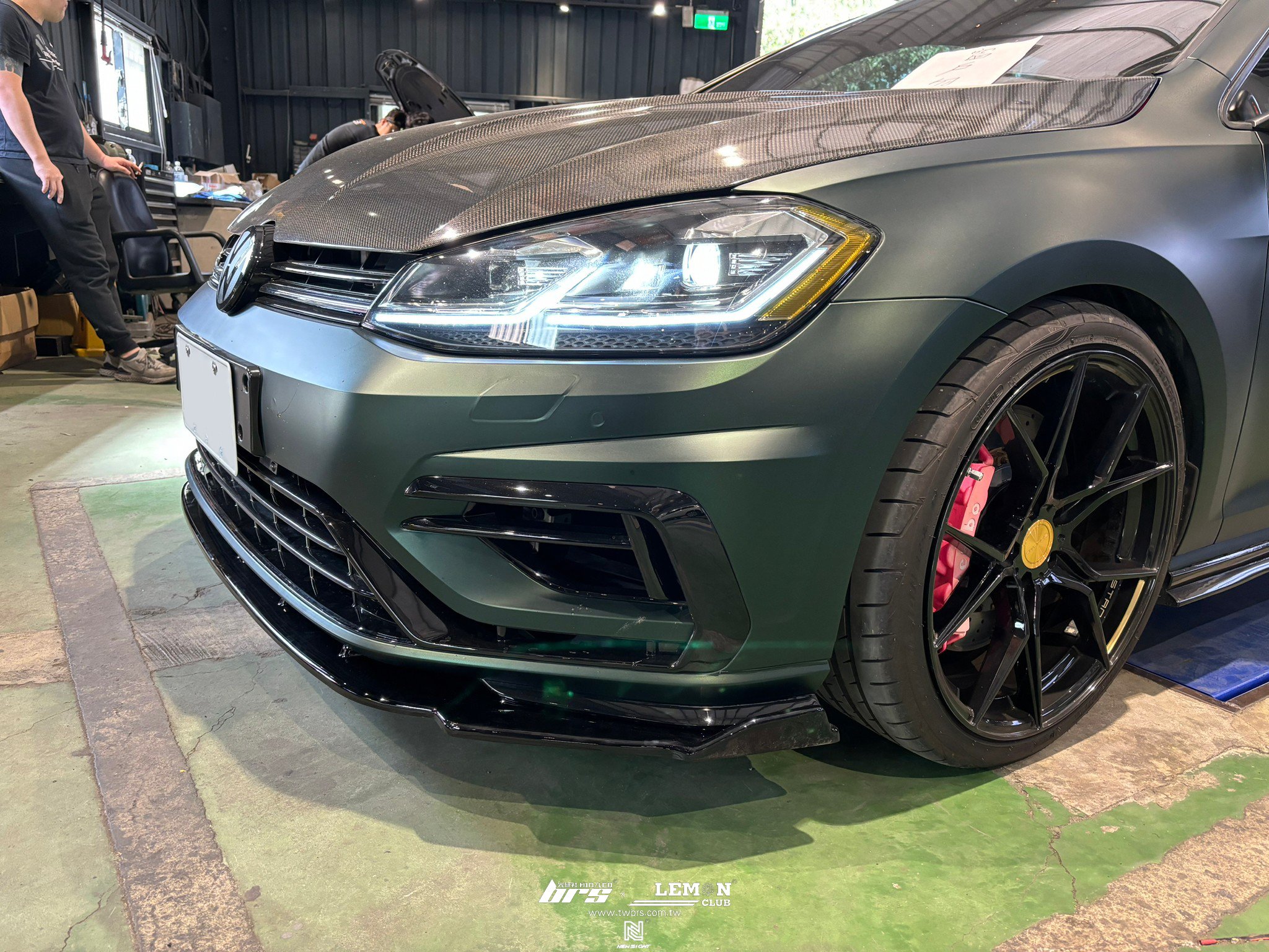 Volkswagen Golf 7.5 R 安裝 類MAX前下巴