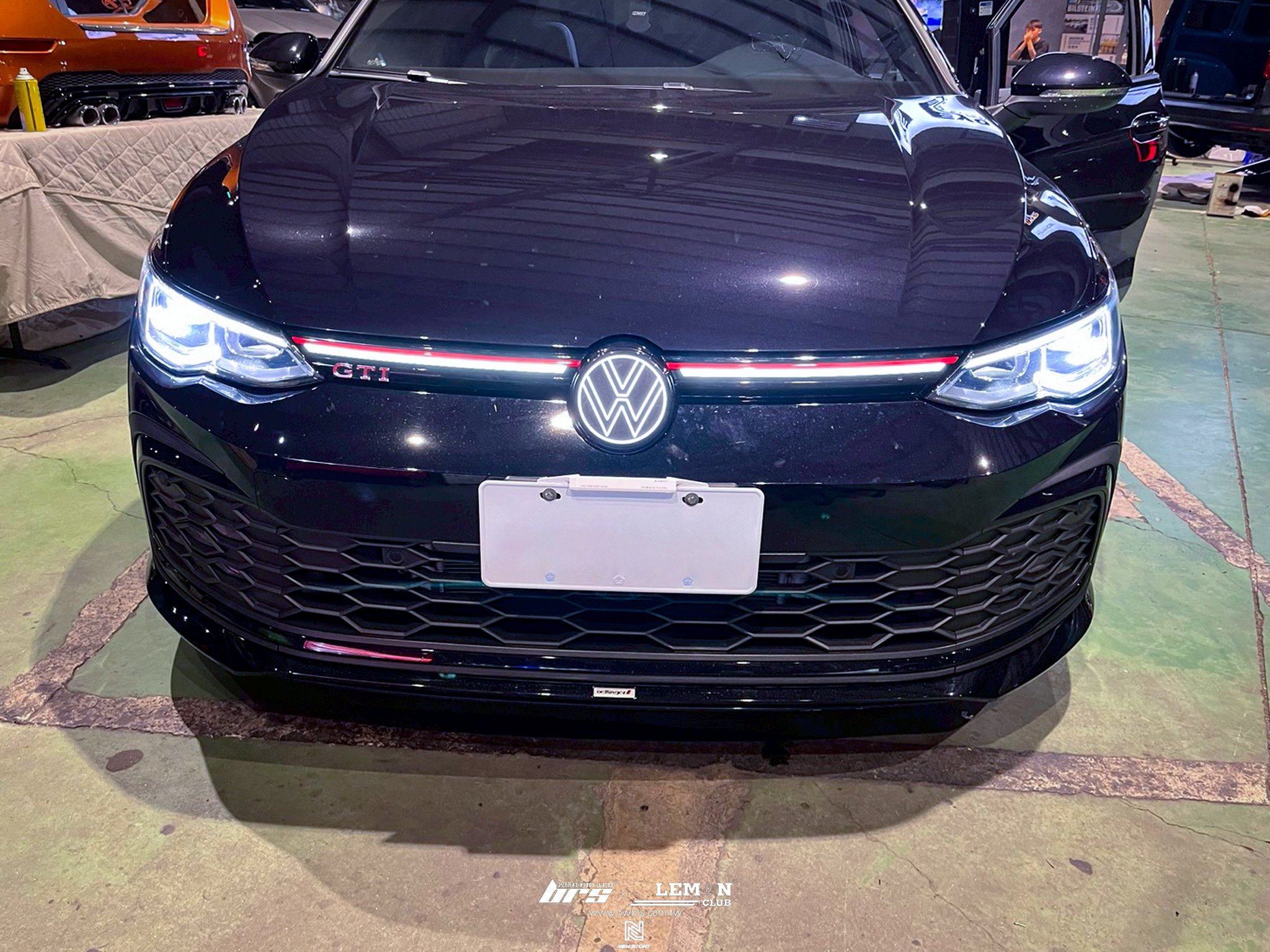 Volkswagen Golf 8 GTI 安裝 發光廠徽