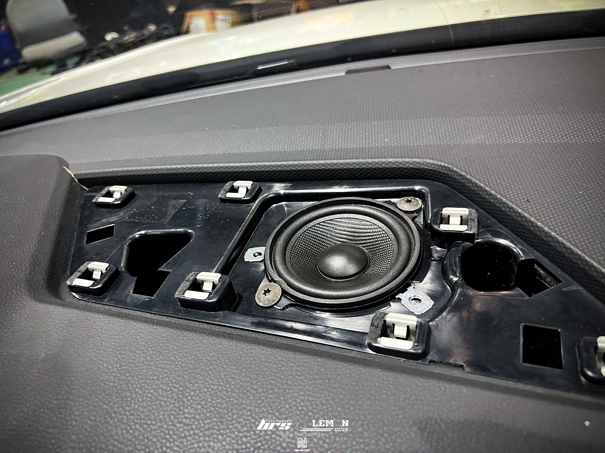 Volkswagen New Tiguan 安裝 中置喇叭