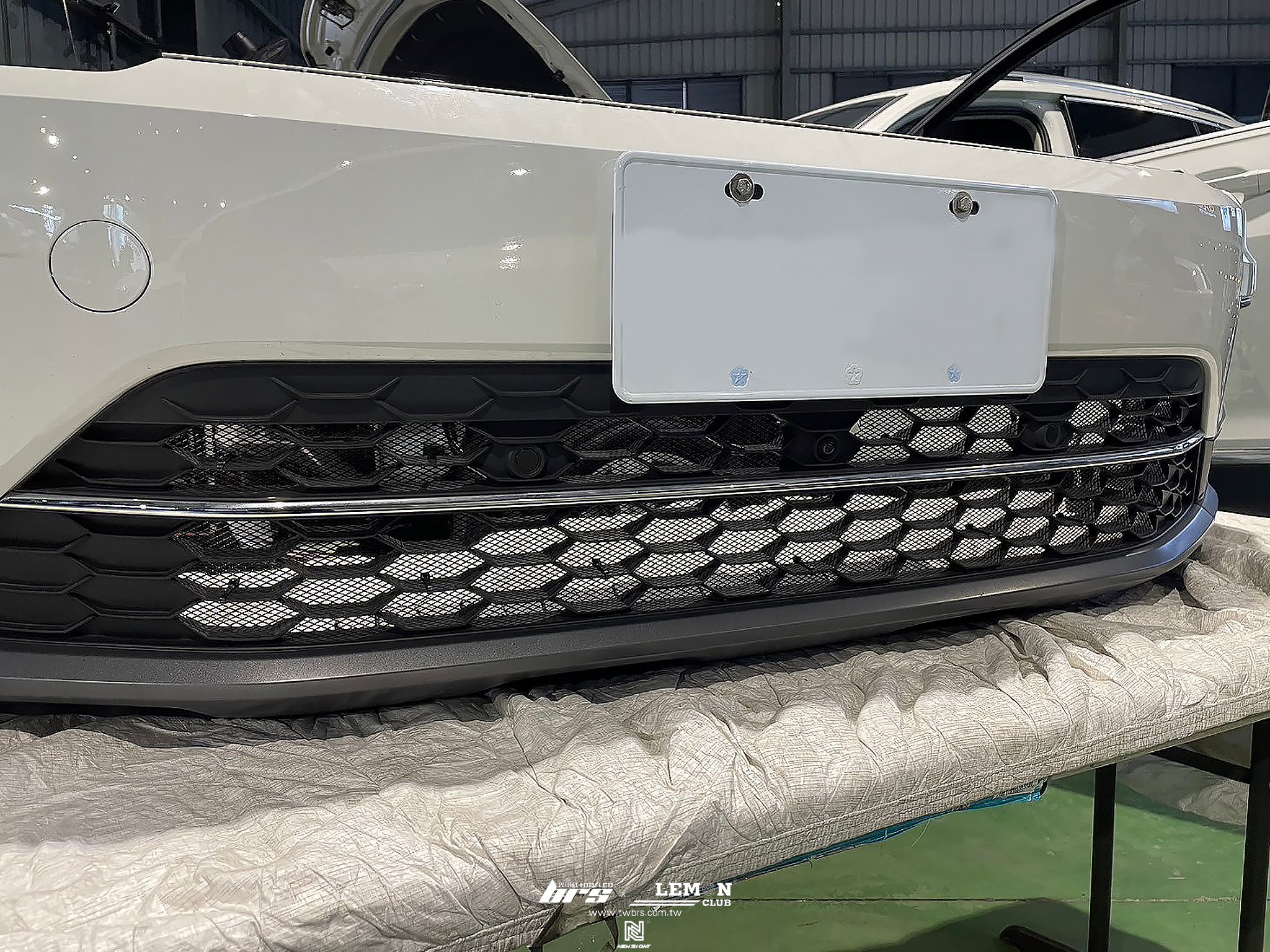 Volkswagen New Tiguan 安裝 R-Line尾翼+美國HART單體中音3吋中置喇叭+跳石網+原廠直接式胎壓(二代胎壓)-原廠氣嘴