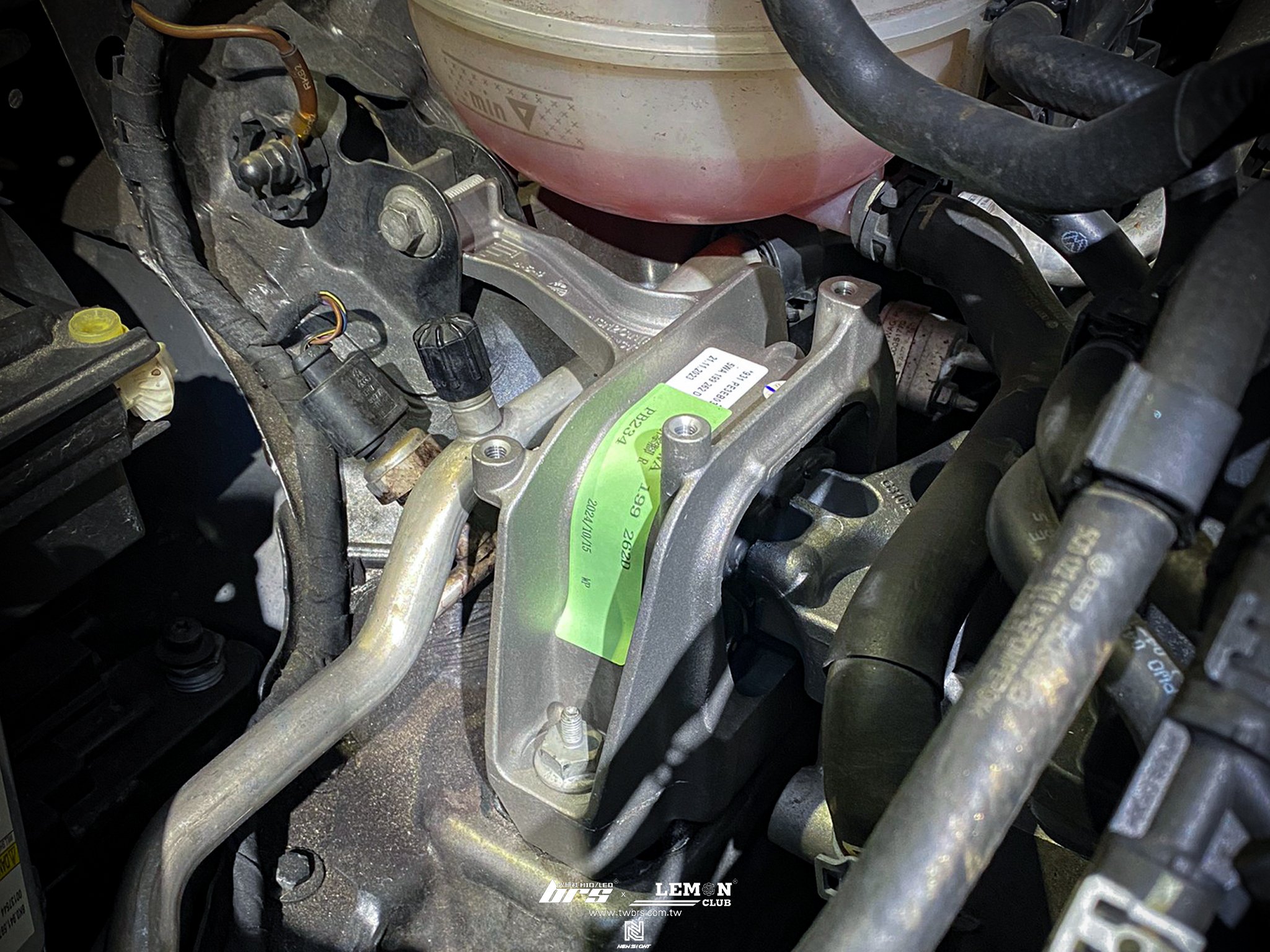 Skoda Superb 保養 原廠引擎腳更換+原廠變速箱腳更換