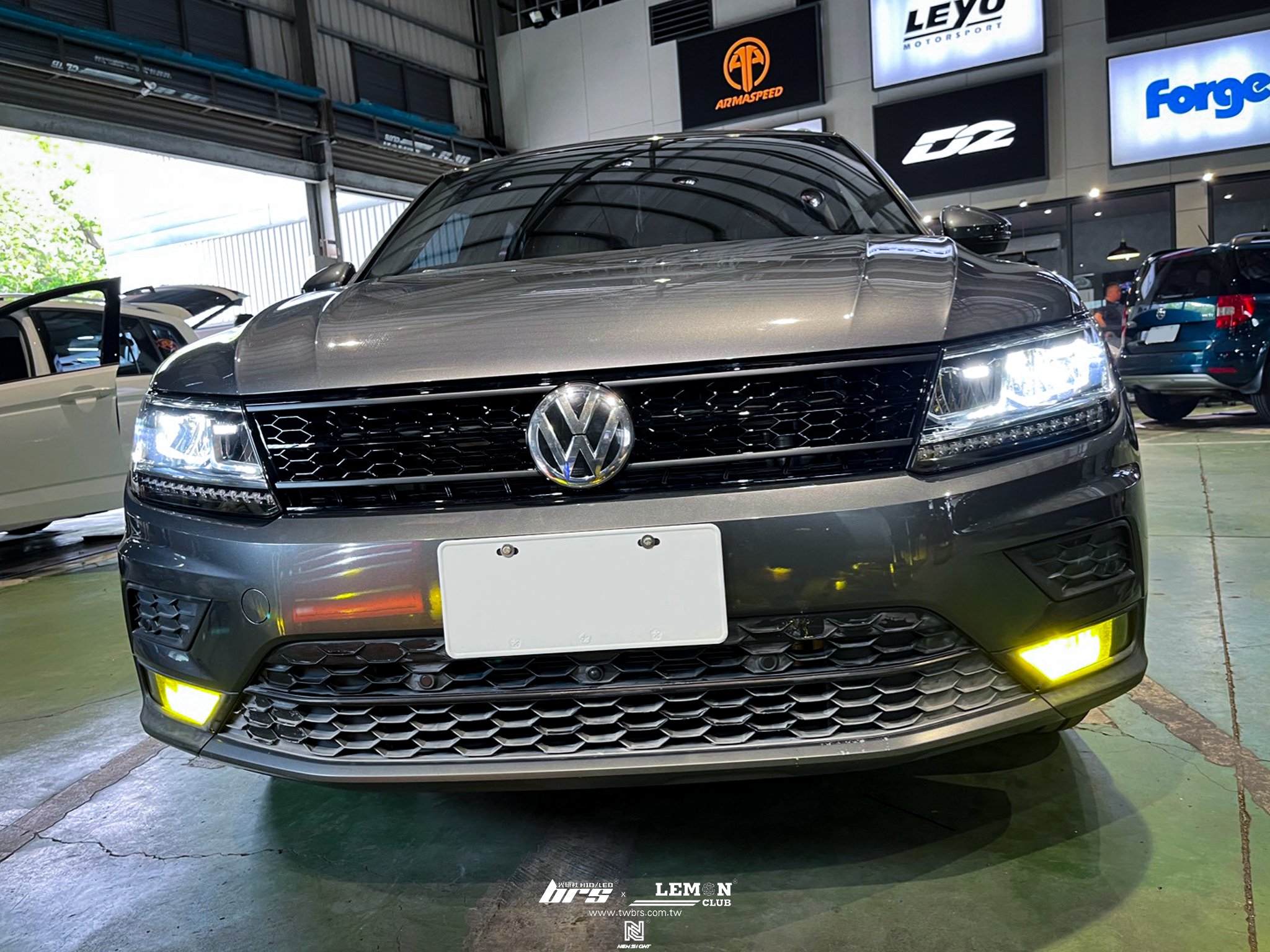 Volkswagen New Tiguan 安裝 副廠蜂巢水箱罩+HIGHLIGHT 高階款LED三色霧燈