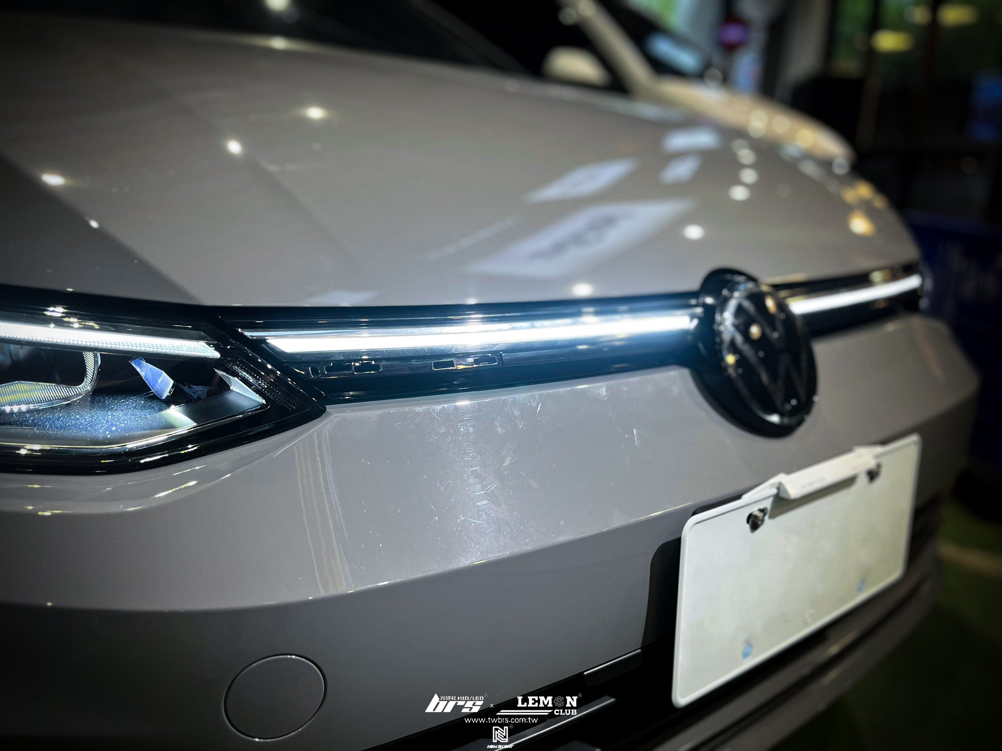 Volkswagen Golf 8 安裝 R-Line水箱罩含連貫式燈條