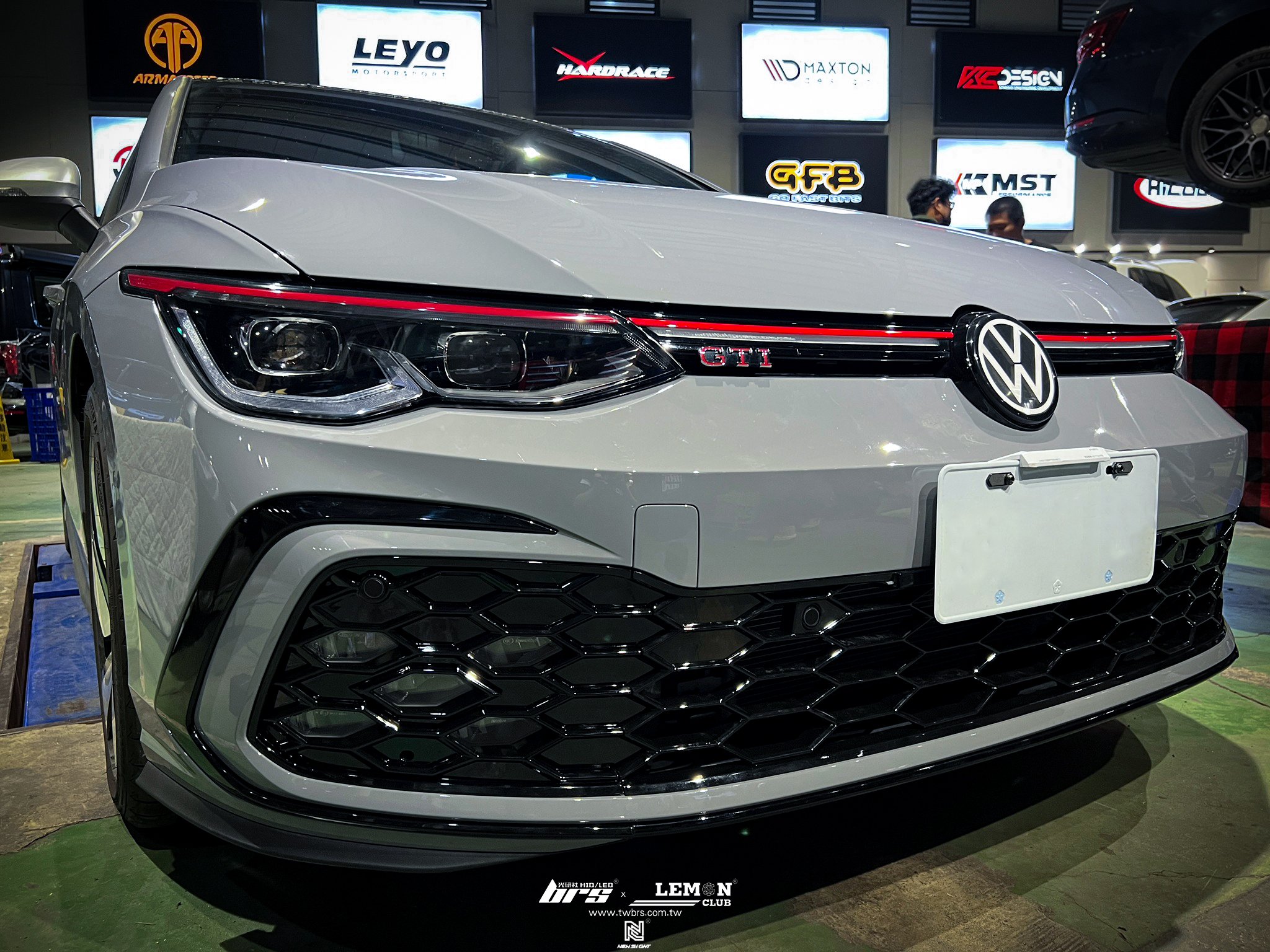 Volkswagen Golf 8 GTI 安裝 LEYO透明換檔撥片+前保夜色套件