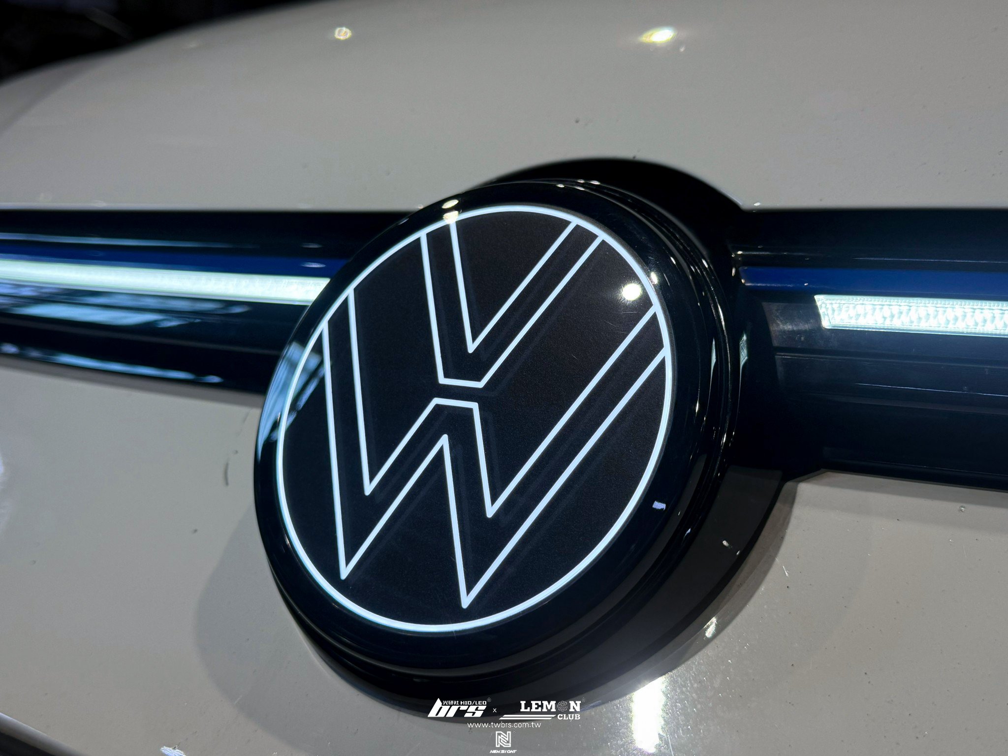 Volkswagen Golf 8 R 安裝 發光廠徽