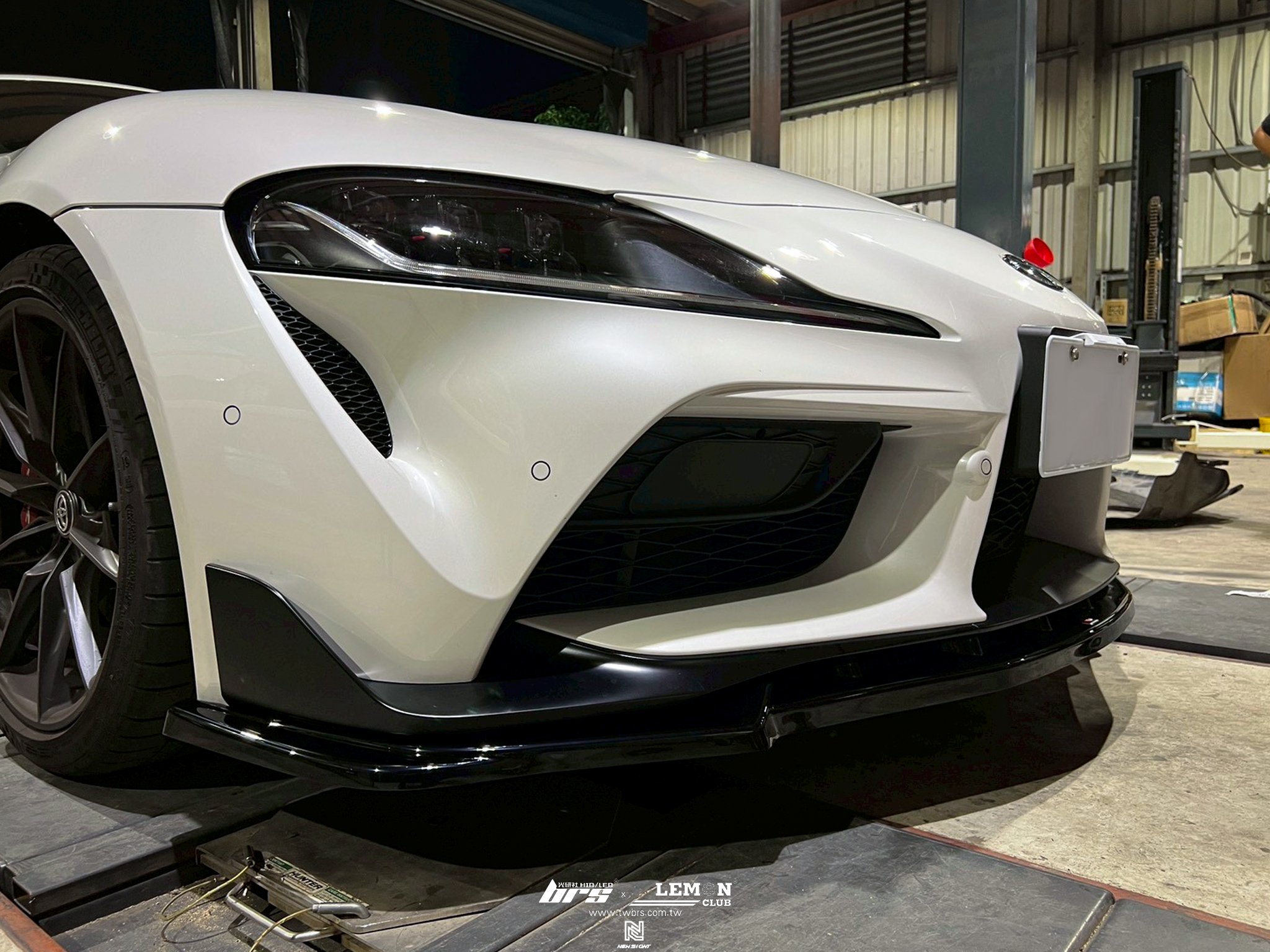 Toyota Supra 安裝 MAXTON前下巴
