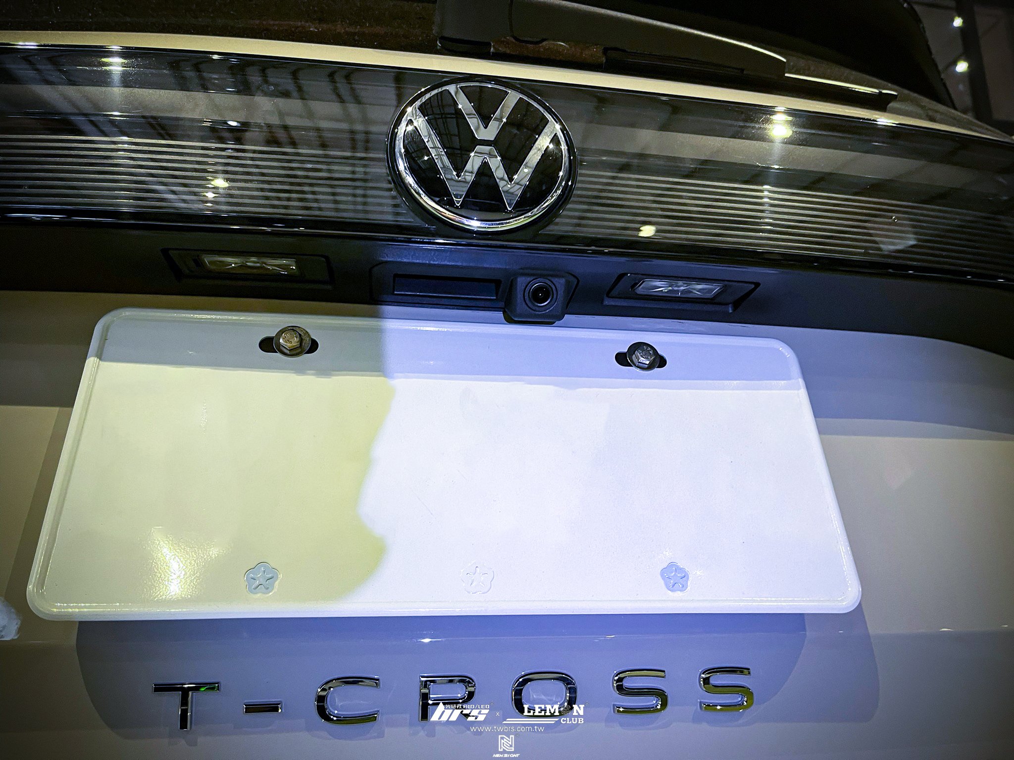 Volkswagen T-Cross 安裝 把手式倒車顯影鏡頭(軌跡版)
