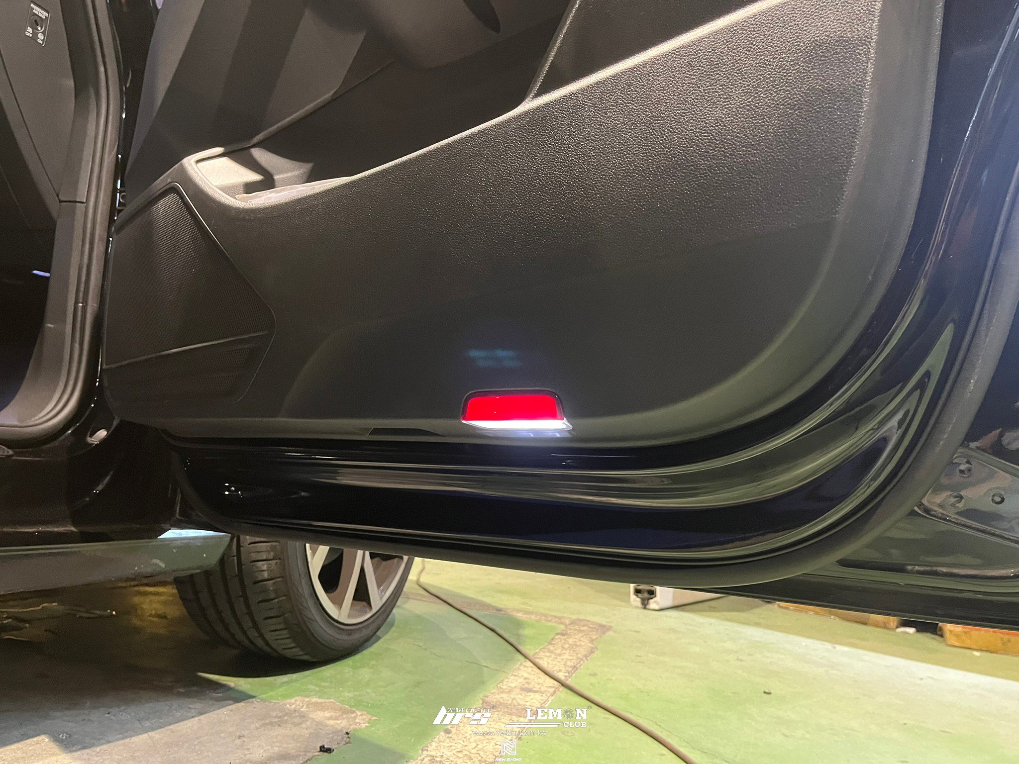 Volkswagen Touran 安裝 門邊燈+腳窩燈