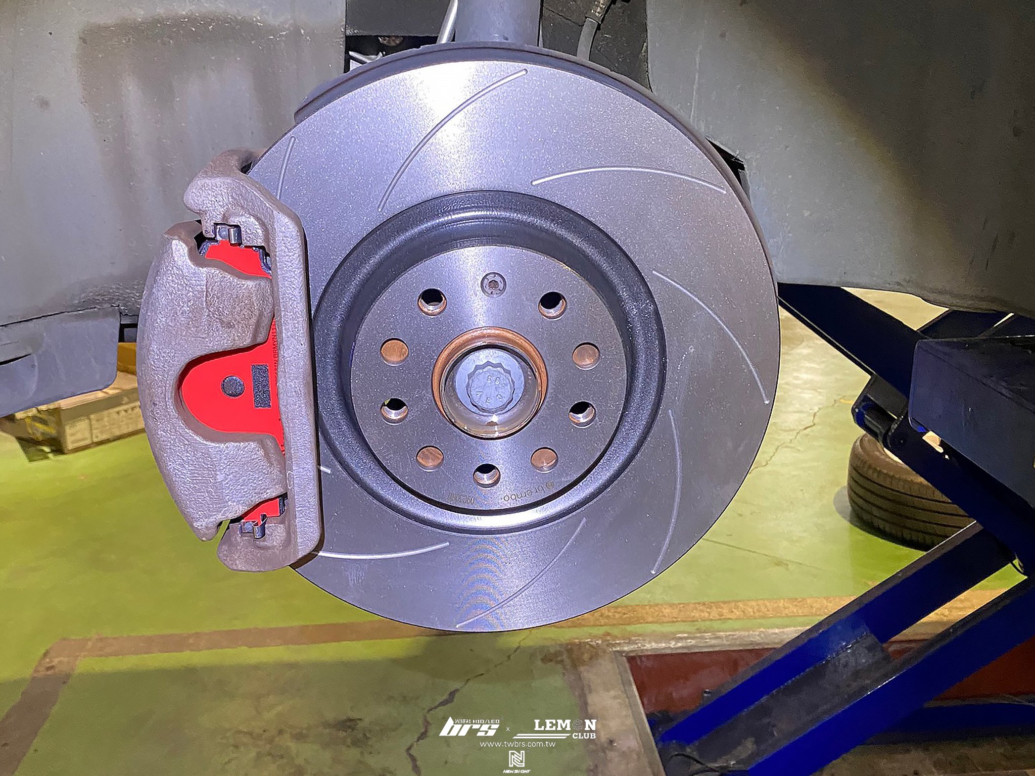 Volkswagen New Tiguan 安裝 前Brembo來令片(紅皮)+前Brembo340x30畫線碟盤
