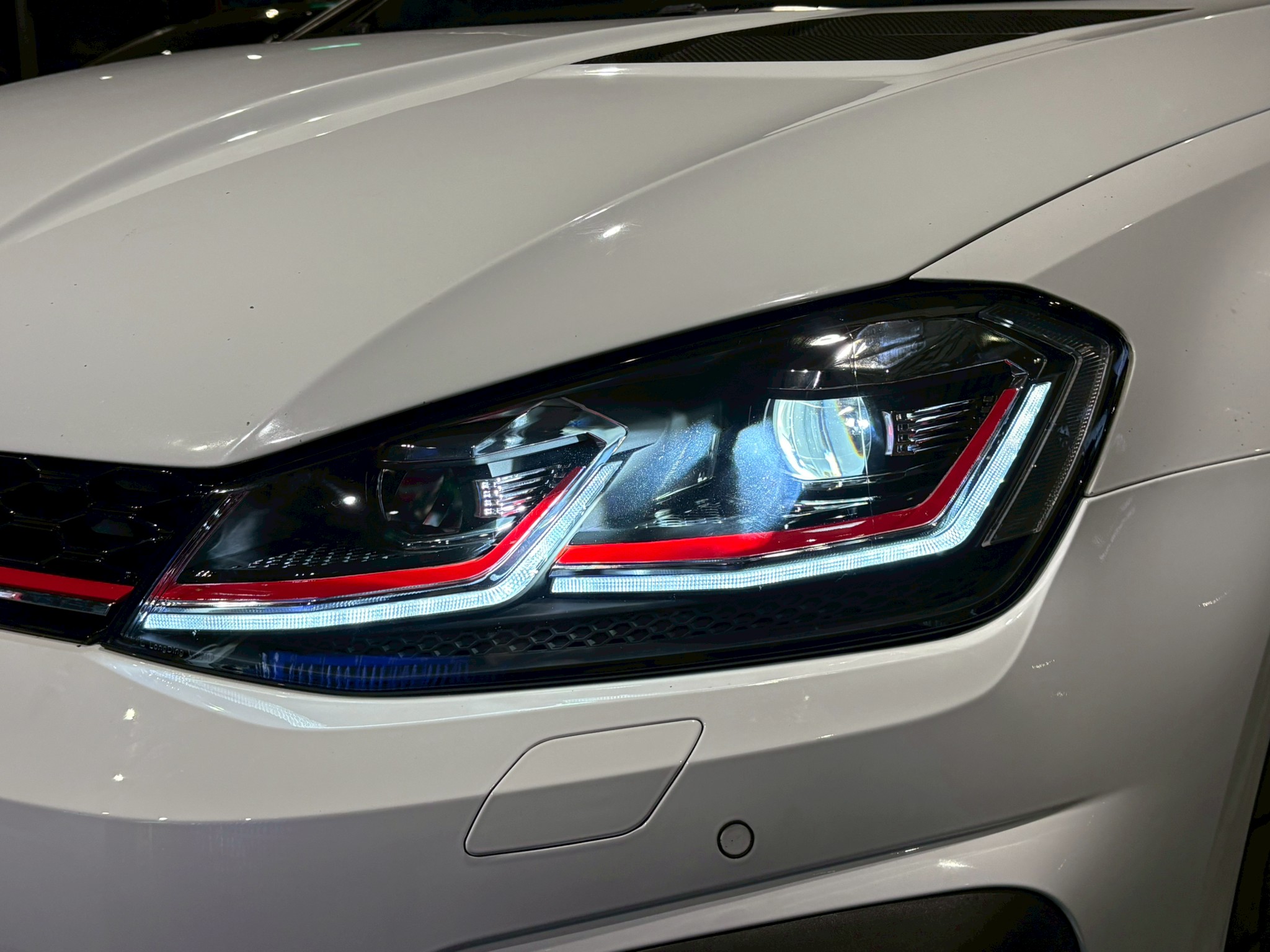 Volkswagen Golf 7 安裝 副廠 7改7.5 GTI 前保桿+7改7.5紅線魚眼大燈總成+D2H 6500K 高階款LED+副廠7改7.5 後保桿