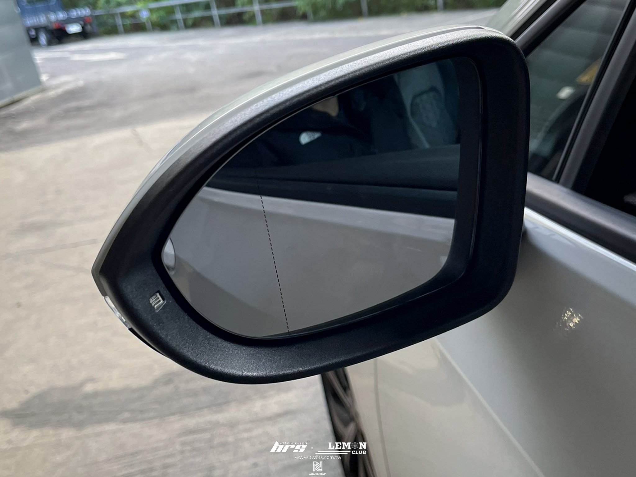 Volkswagen Golf 8 安裝 原廠後視鏡片-駕駛邊