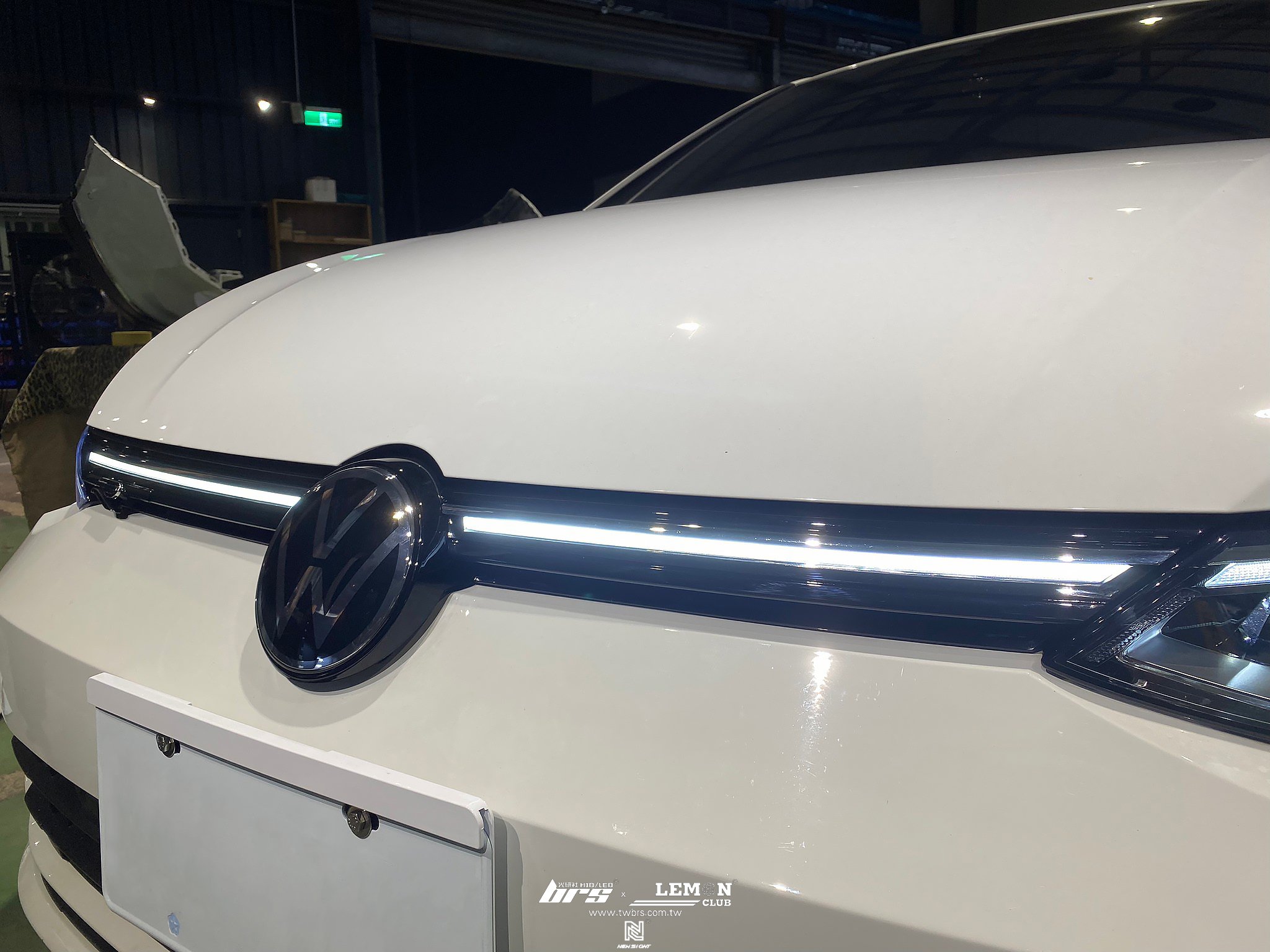 Volkswagen Golf 8 安裝 R-Line水箱罩(含連貫式燈條)