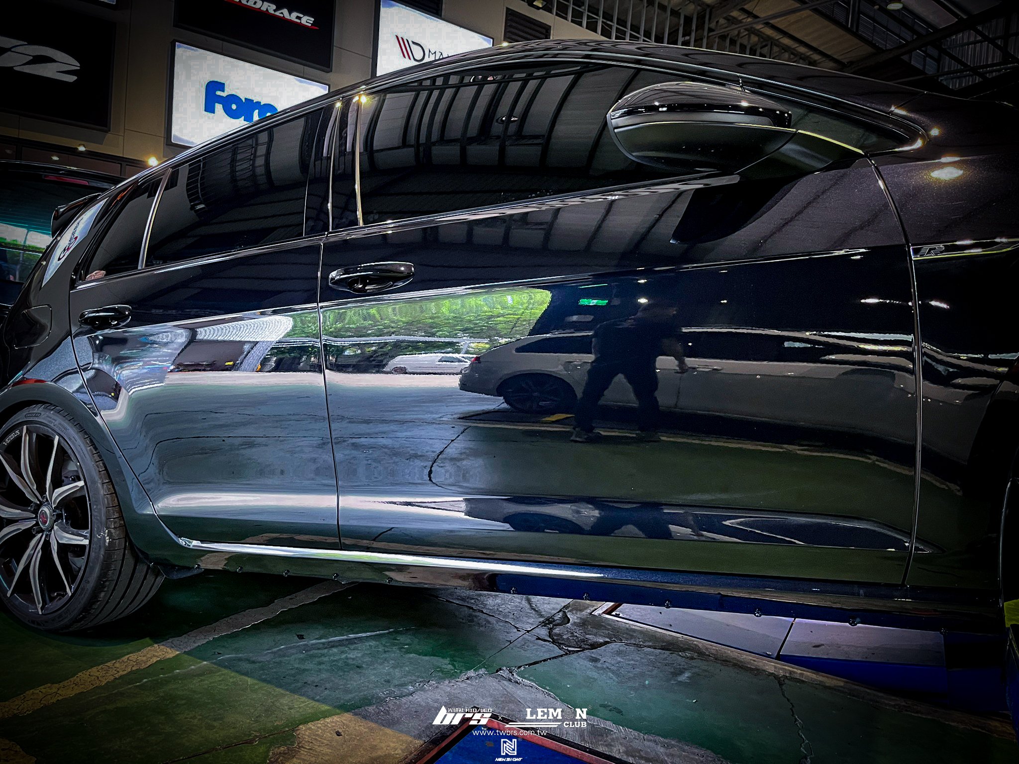 Volkswagen Golf 7.5 安裝 7.5R類MAX側裙+7.5R側裙+戶定鈑金烤漆