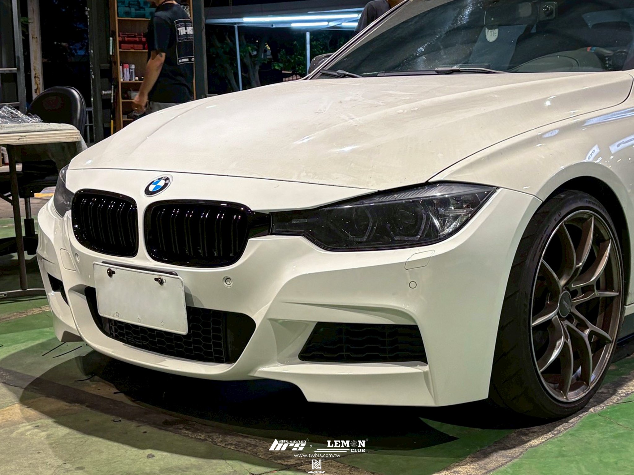BMW F30 328 安裝 前保桿+亮黑水箱罩