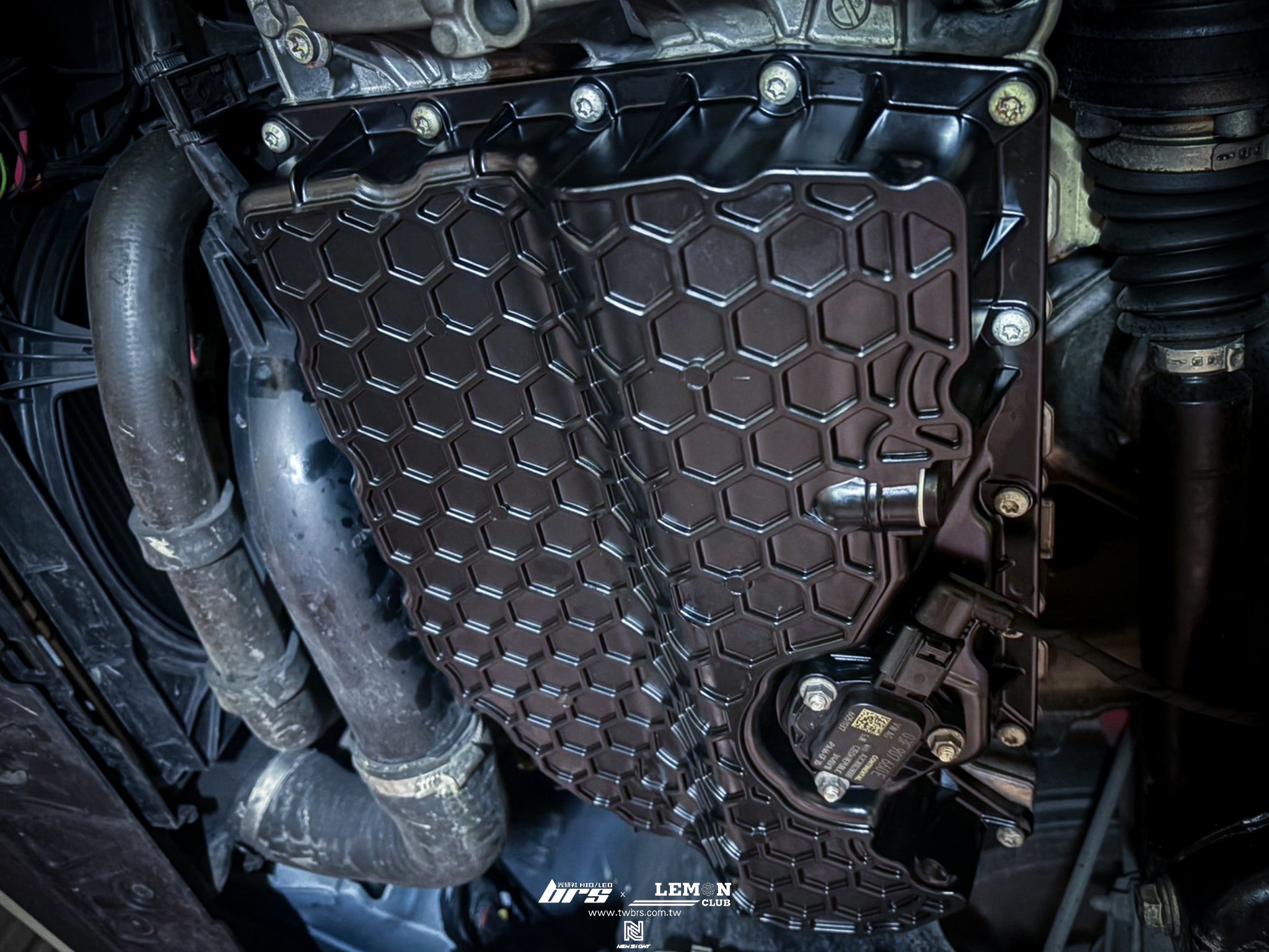 Skoda Superb 保養 德國Rheinol萊茵機油5W30更換+原廠機油芯更換+油位感知器墊圈更換+EA888鋁合金原廠型油底殼