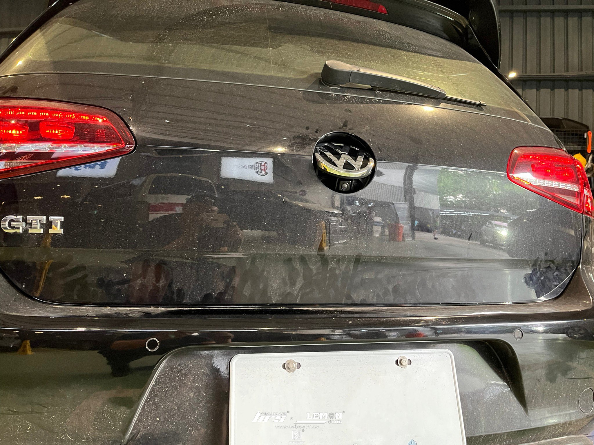Volkswagen Golf 7 GTI 安裝 原廠倒車翻蓋顯影鏡頭(無軌跡版)
