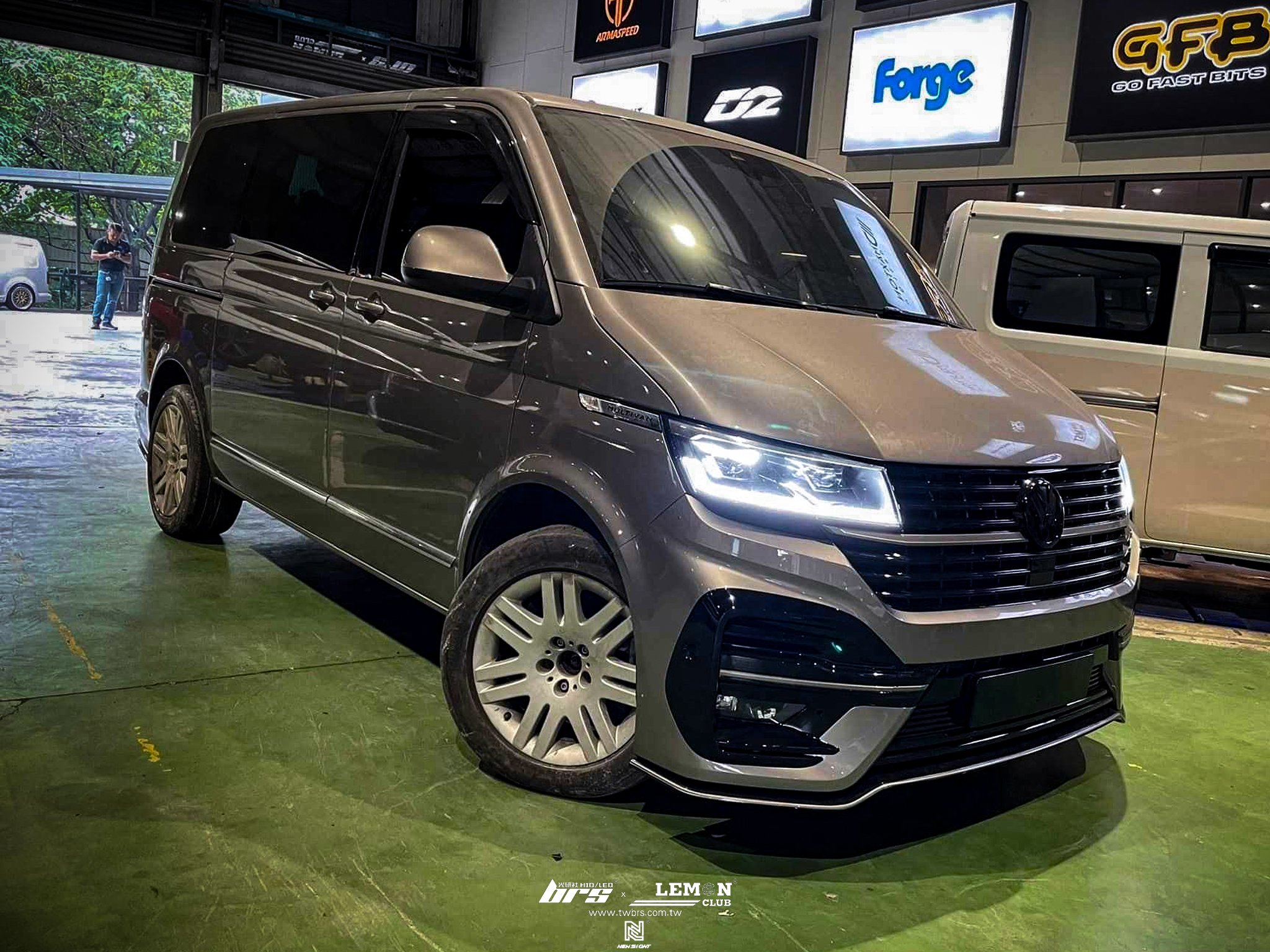 Volkswagen T6.1 Multivan 安裝 LV-R前後保桿+Arteon R-Line 電動椅移植