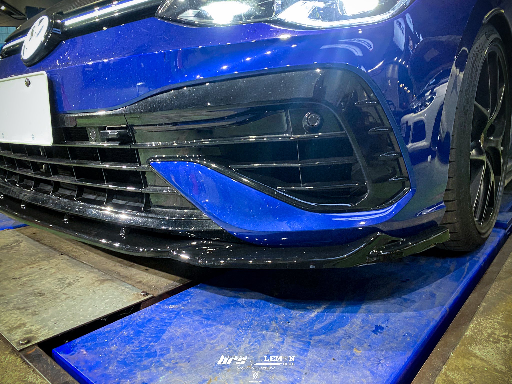 Volkswagen Golf 8 R 安裝 類MAX前下巴-V4