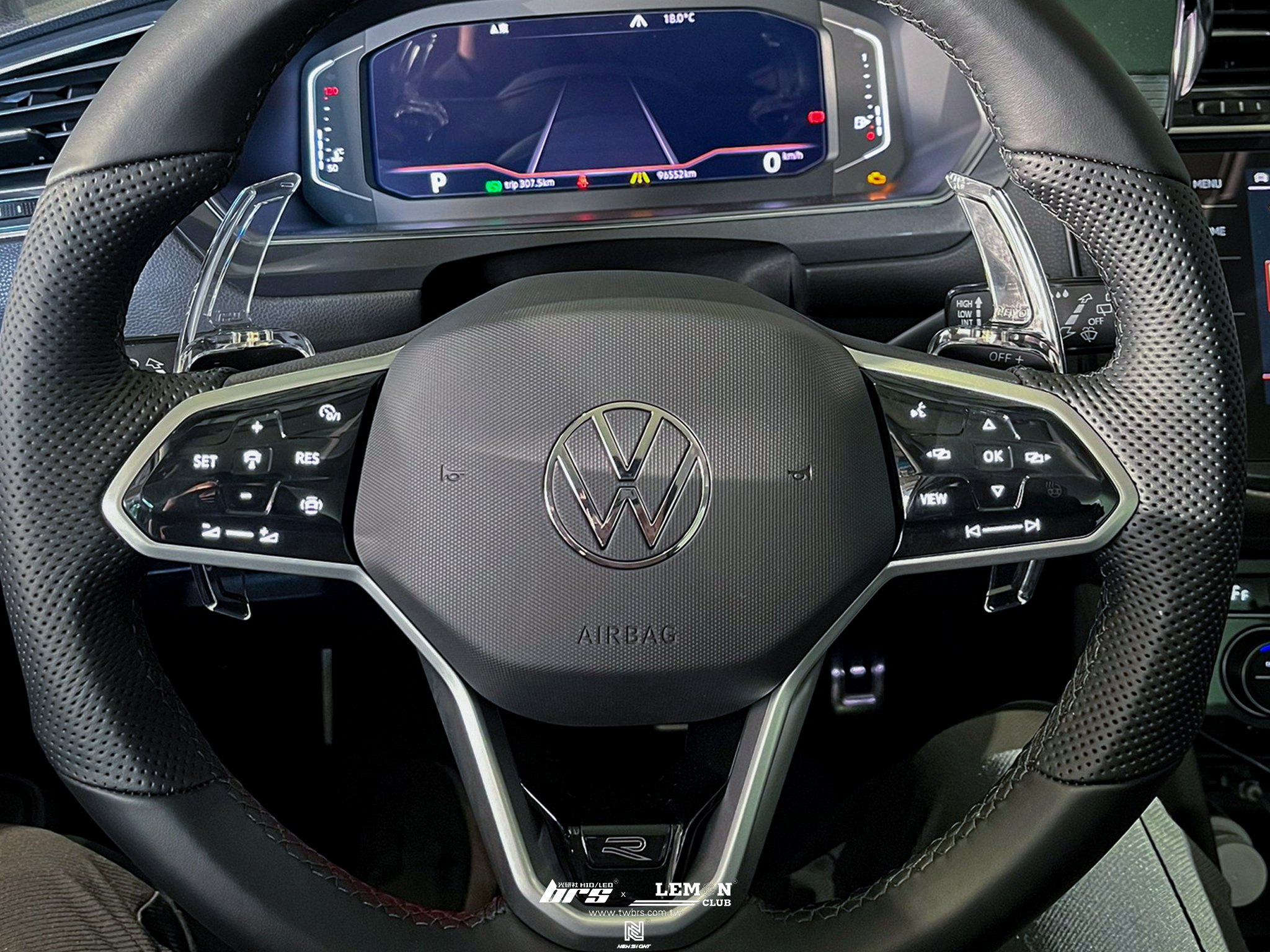 Volkswagen New Tiguan 安裝 前黑標+後黑標+原廠後座USB充電座+原廠21年式方向盤氣囊+原廠觸碰方向盤+Leyo透明換檔撥片