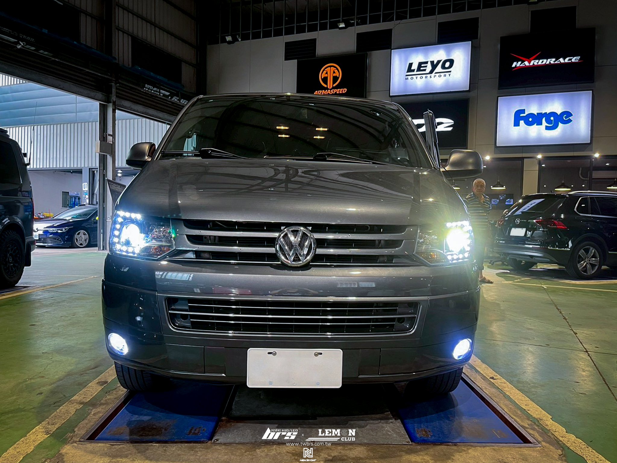 Volkswagen T5 安裝 副廠淚眼大燈總成+HIGHLIGHT 高階款LED大燈+OSRAM H7鹵素燈泡+自動大燈開關模組+HELLA 原廠型霧燈+引擎蓋+前保桿+水箱罩