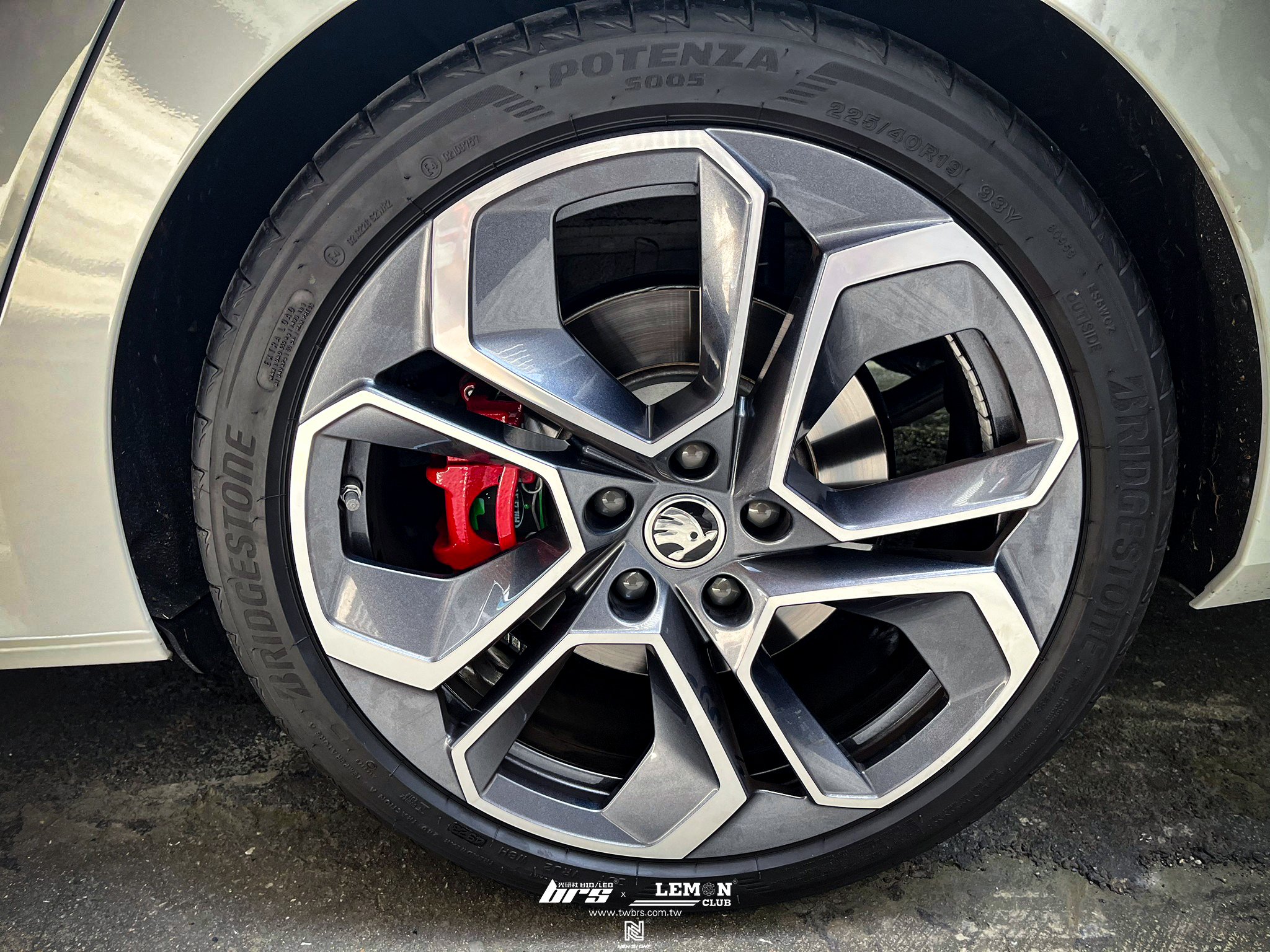 Skoda Octavia 安裝 原廠直接式胎壓系統搭配原廠氣嘴+前Brembo來令片(紅皮)+後HICGER來令片(紅皮)