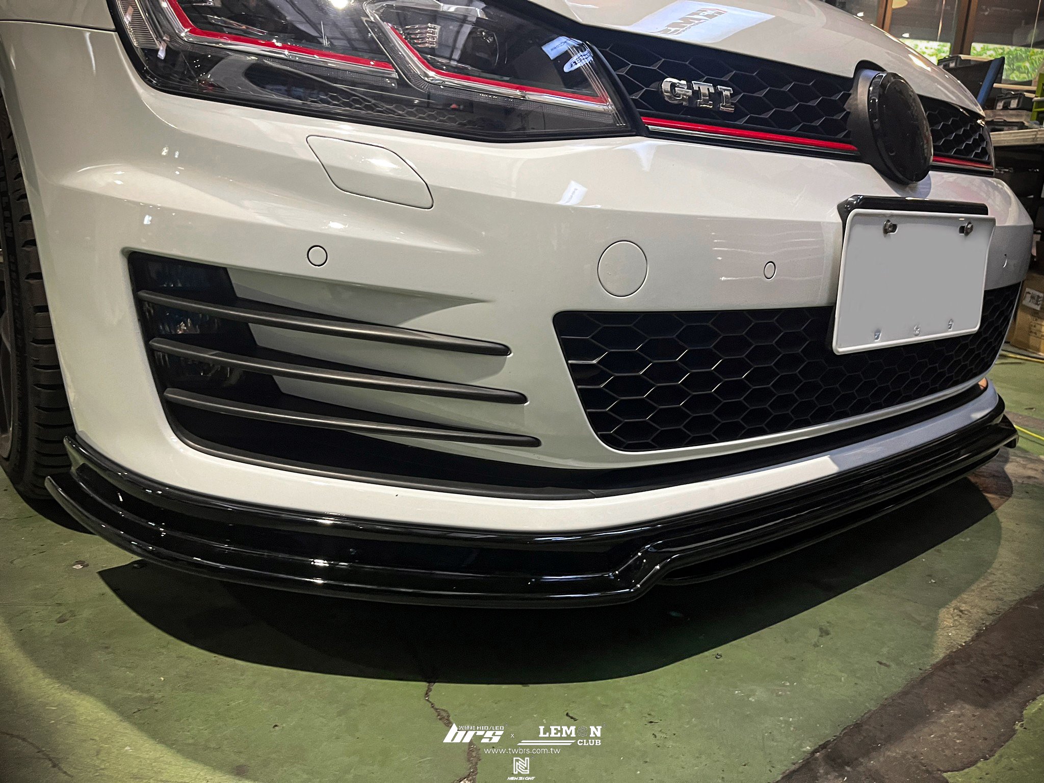 Volkswagen Golf 7 GTI 安裝 RZ款鋼琴黑前下巴